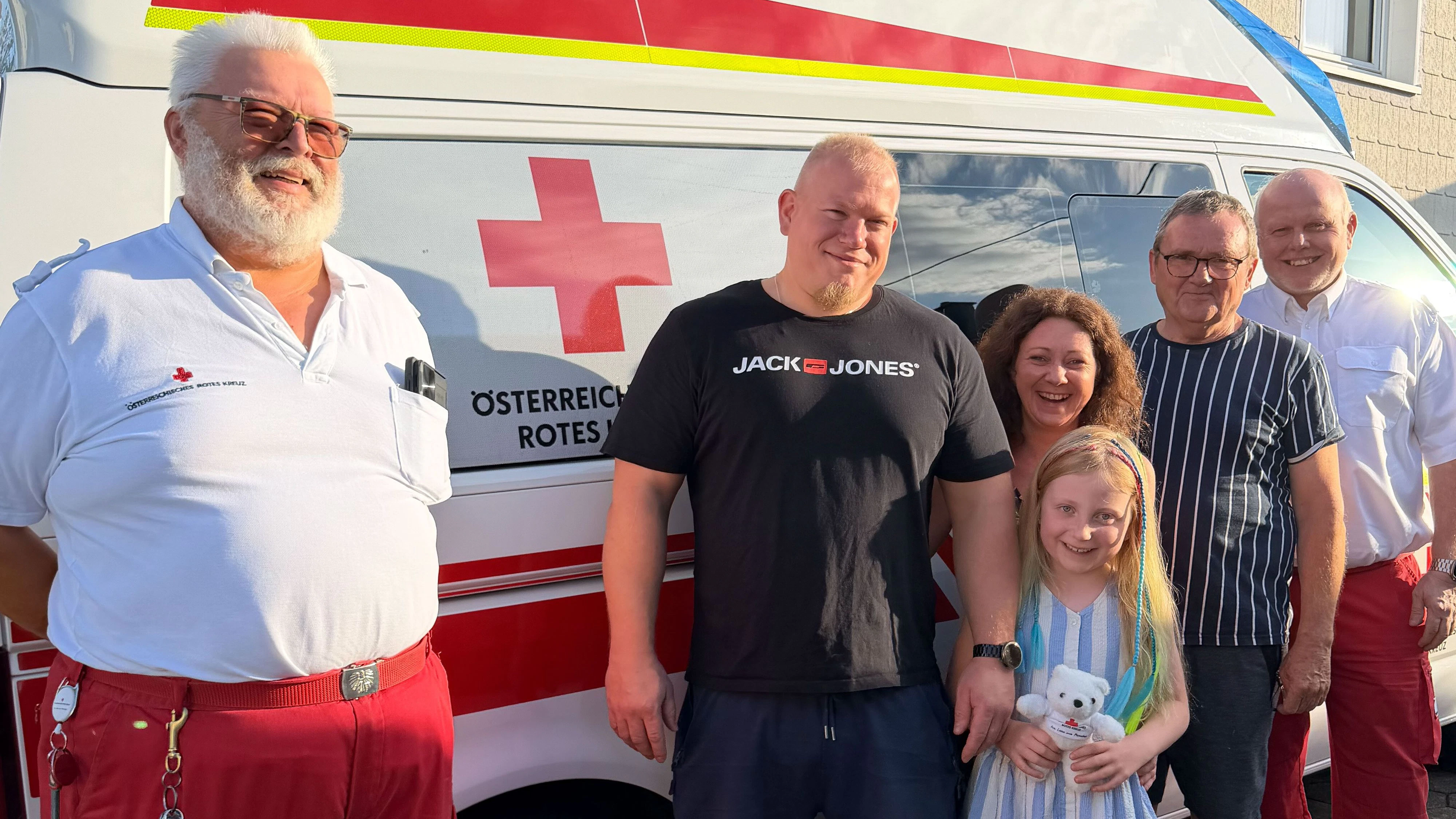Die siebenjährige Annalena aus Pfarrkirchen (Bez. Steyr-Land) mit ihren Lebensrettern