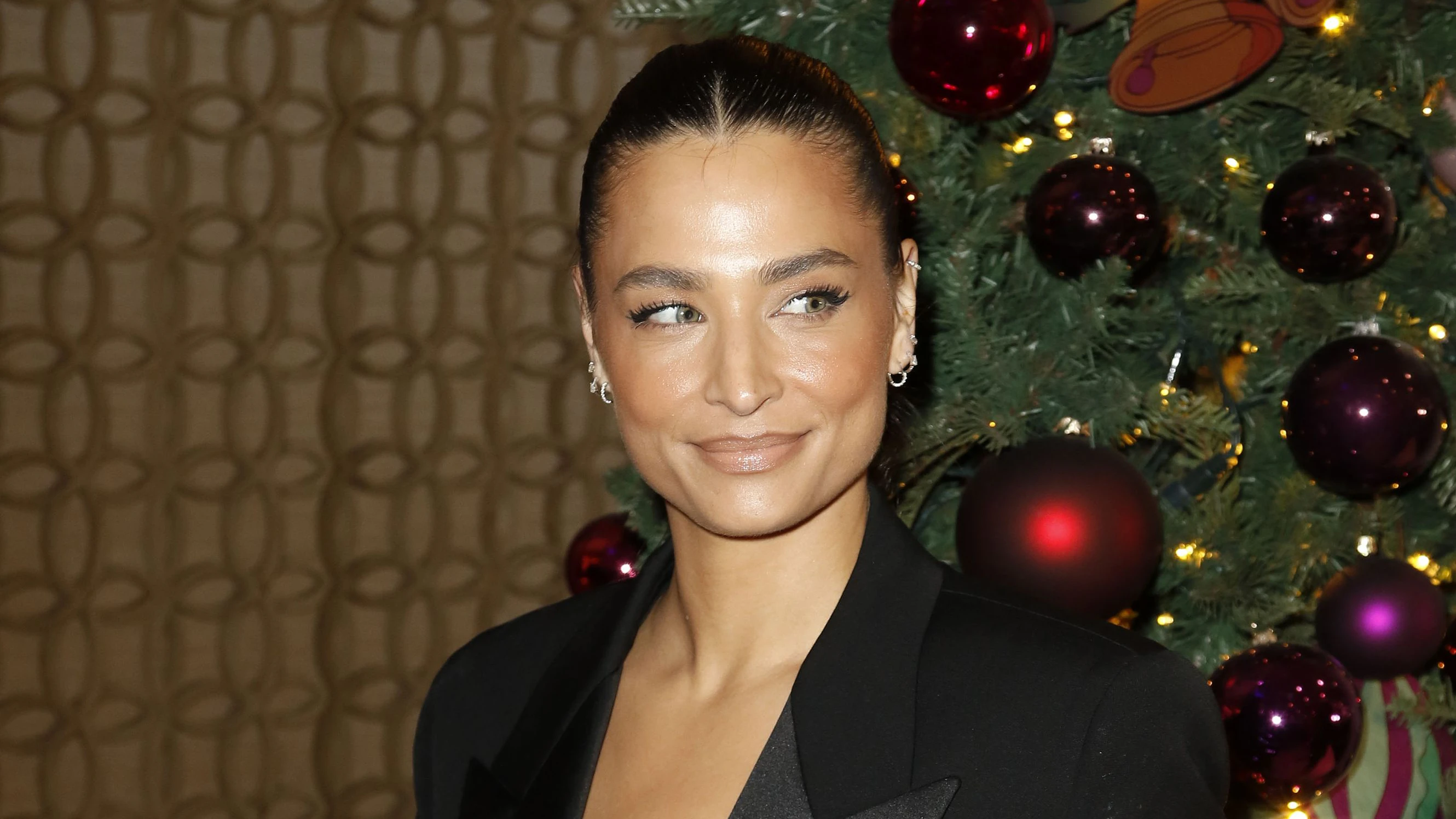 Heute.at - Amira Aly stellt hochschwanger Christbaum auf