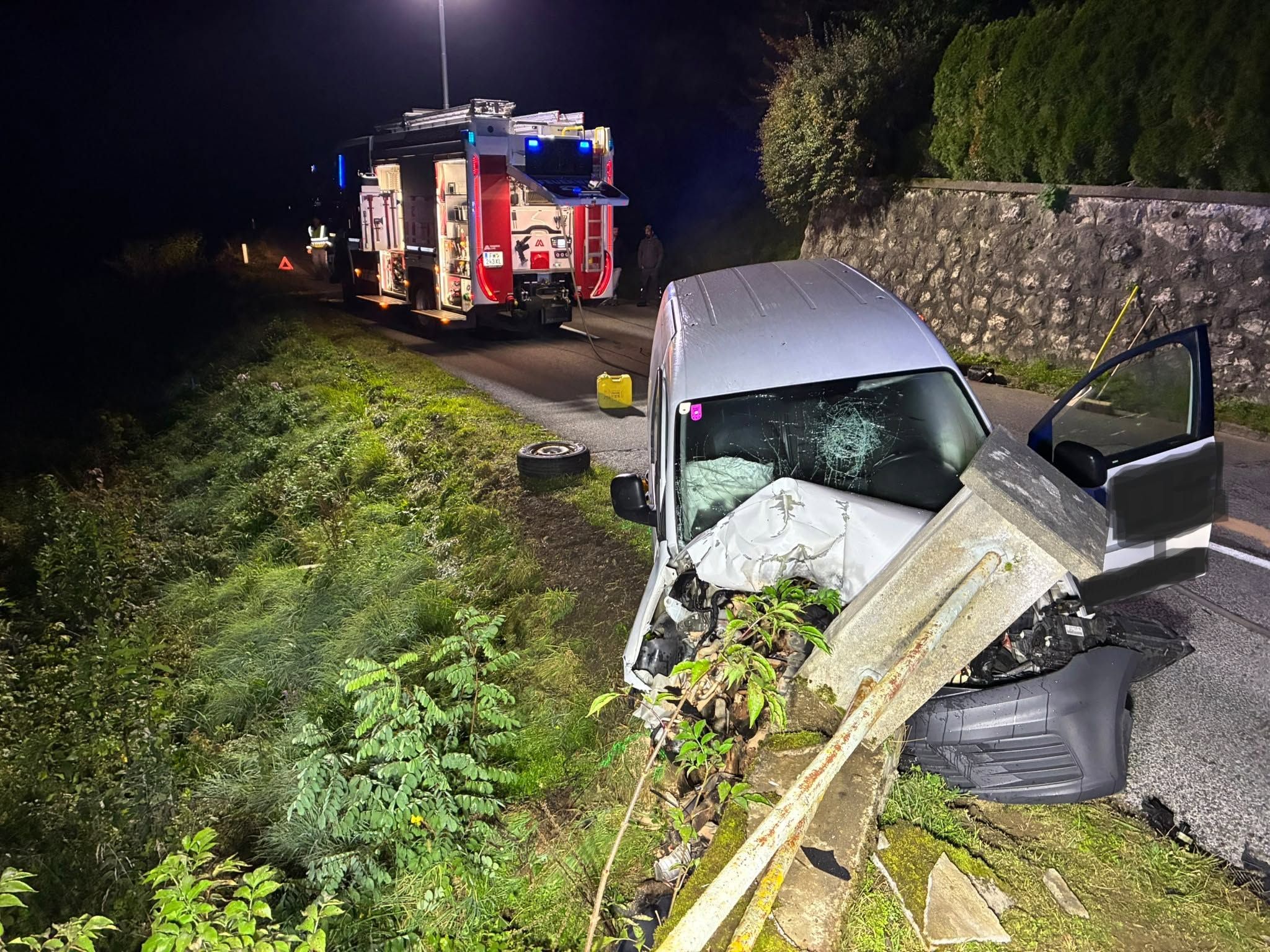 Das Auto prallte gegen den Pfeiler.