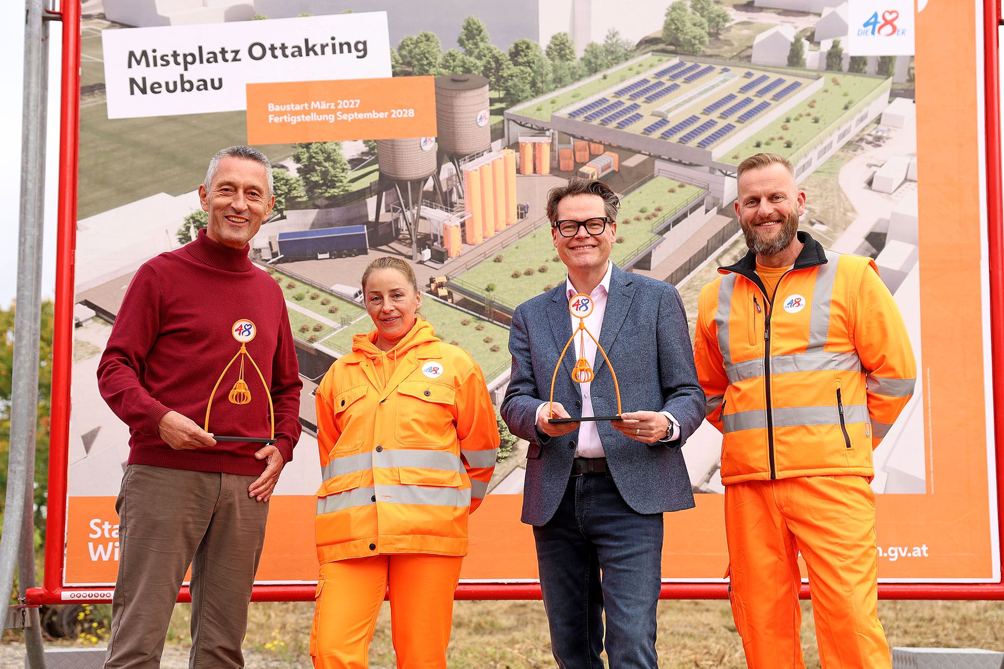 MA-48-Chef Josef Thon (l.) und Stadtrat Jürgen Czernohorszky (2.v.r.) freuen sich auf den neuen Mistplatz.