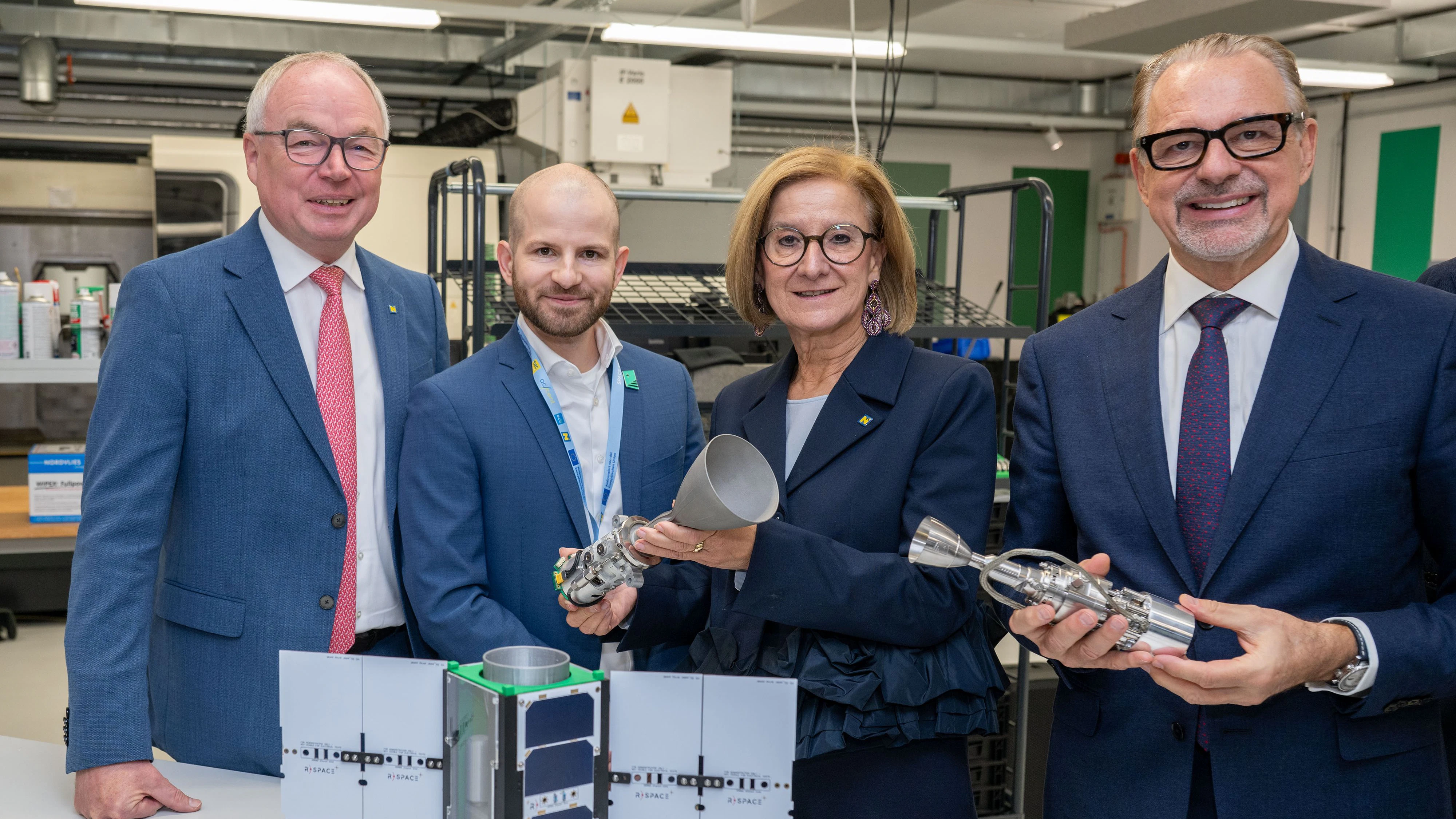 Finanzierung ESA-Phi-Lab Austria bis 2031 fixiert: LH-Stellvertreter Stephan Pernkopf, Johannes Pammer von der Firma Gate Space, Landeshauptfrau Johanna Mikl-Leitner und ESA-Generaldirektor Josef Aschbacher. (v.l.n.r.)