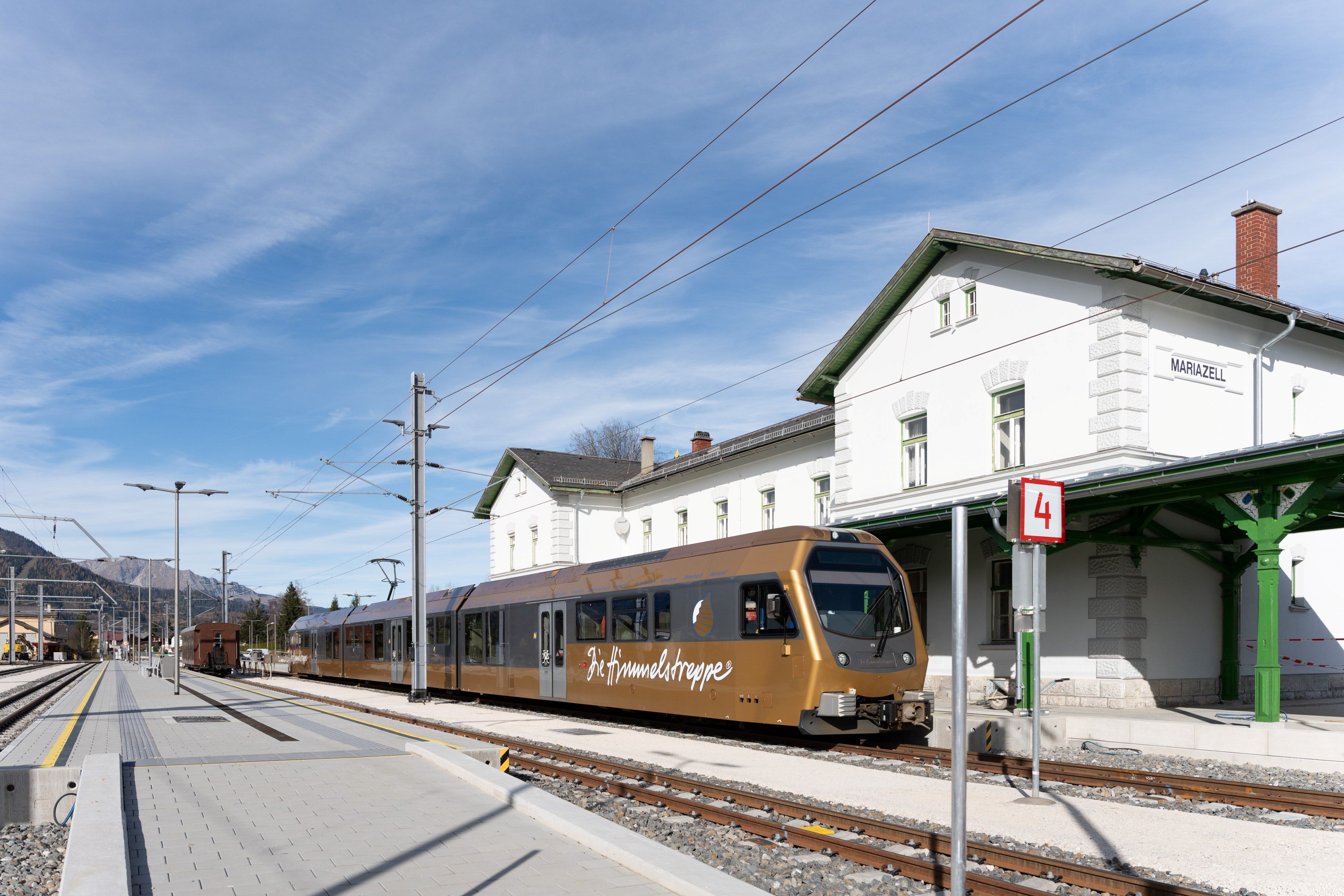 Die Himmelstreppe vor dem Bahnhof Mariazell.