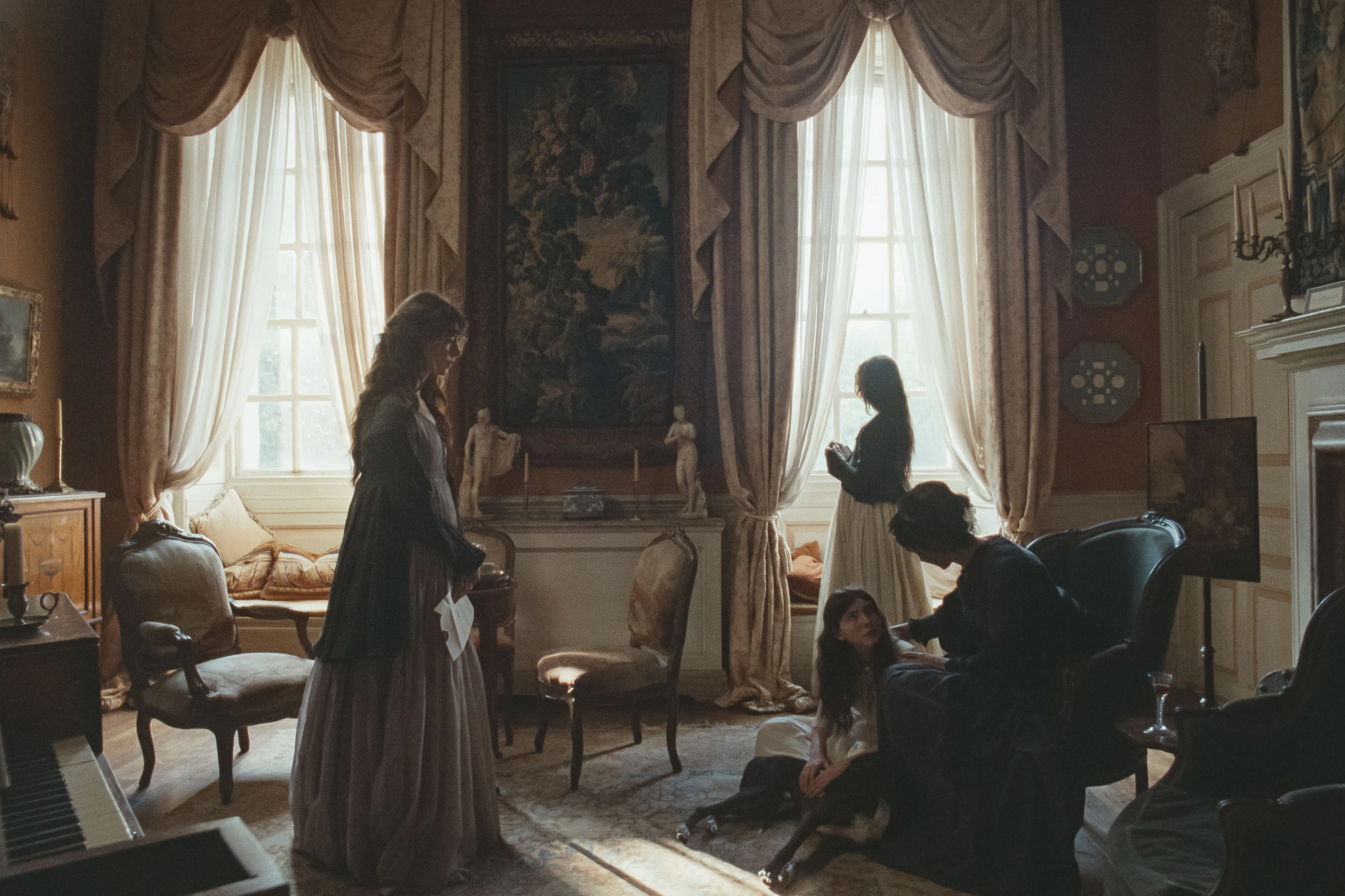 Mit dem Tod des Vaters bricht auch ein wirtschaftliches Unglück über Mrs. Dashwood (Caitríona Balfe, r.) und ihre Töchter Elinor (Daisy Edgar-Jones), Marianne (Esmé Creed-Miles) und Margaret (Bodhi Rae Breathnach) herein