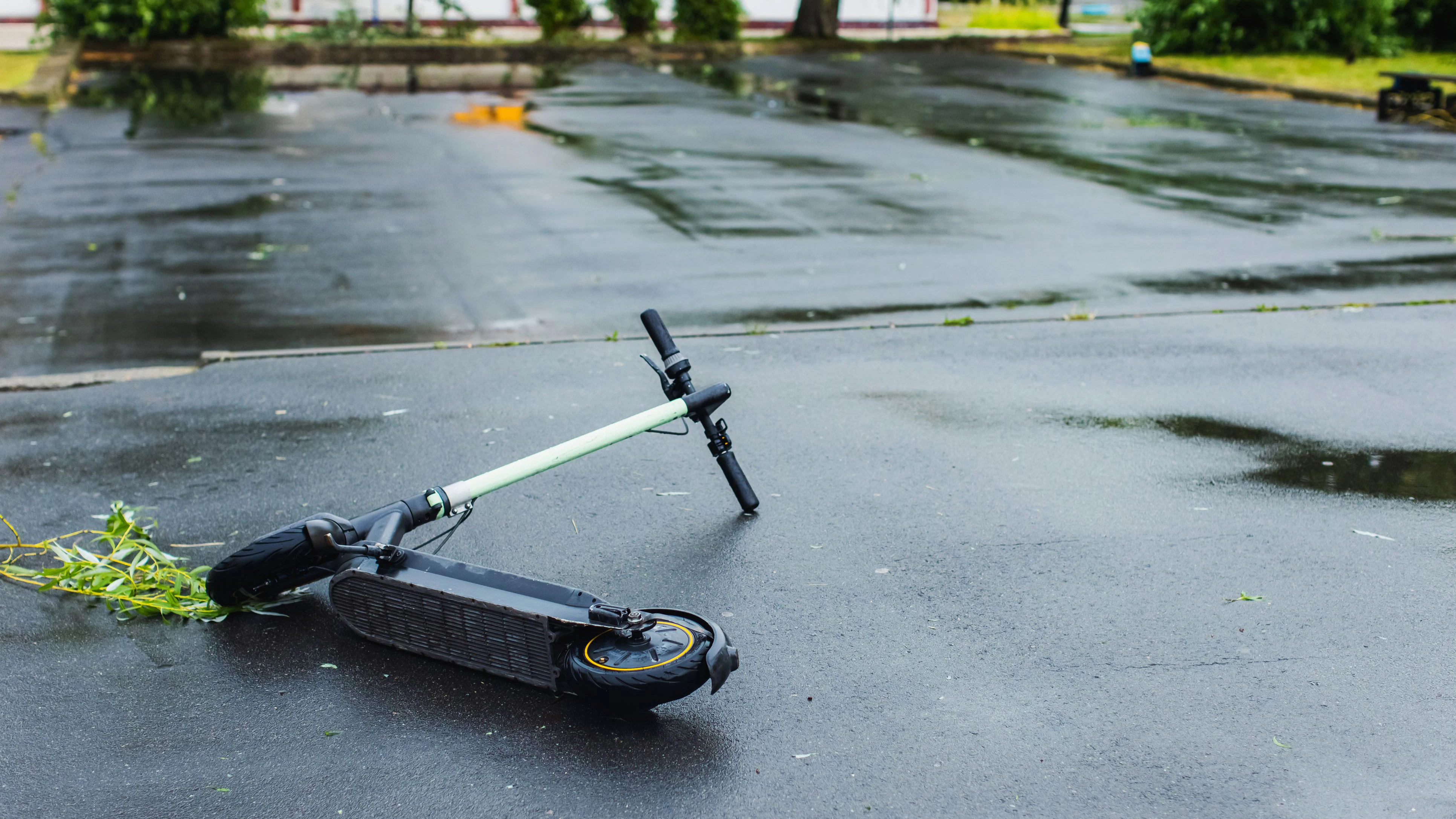 Ein Bursch ist nach einem E-Scooter-Unfall ums Leben gekommen.