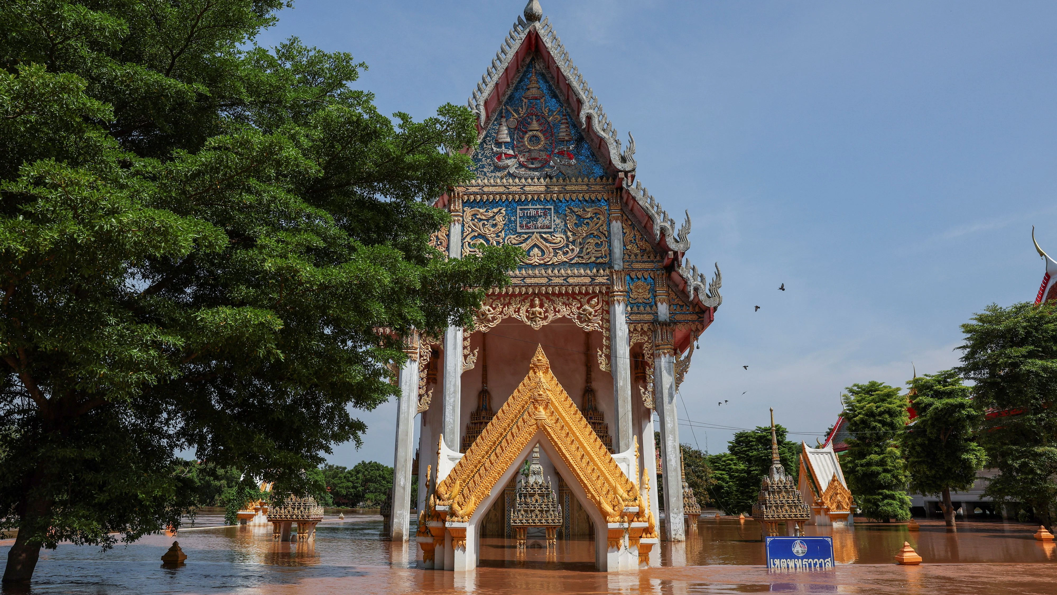 Ein Tempel steht teilweise unter Wasser am Ufer eines über die Ufer getretenen Flusses im Bezirk Bang Ban- eine Folge starker Regenfälle und Hochwasser, von denen die Provinz Ayutthaya besonders schwer betroffen ist.