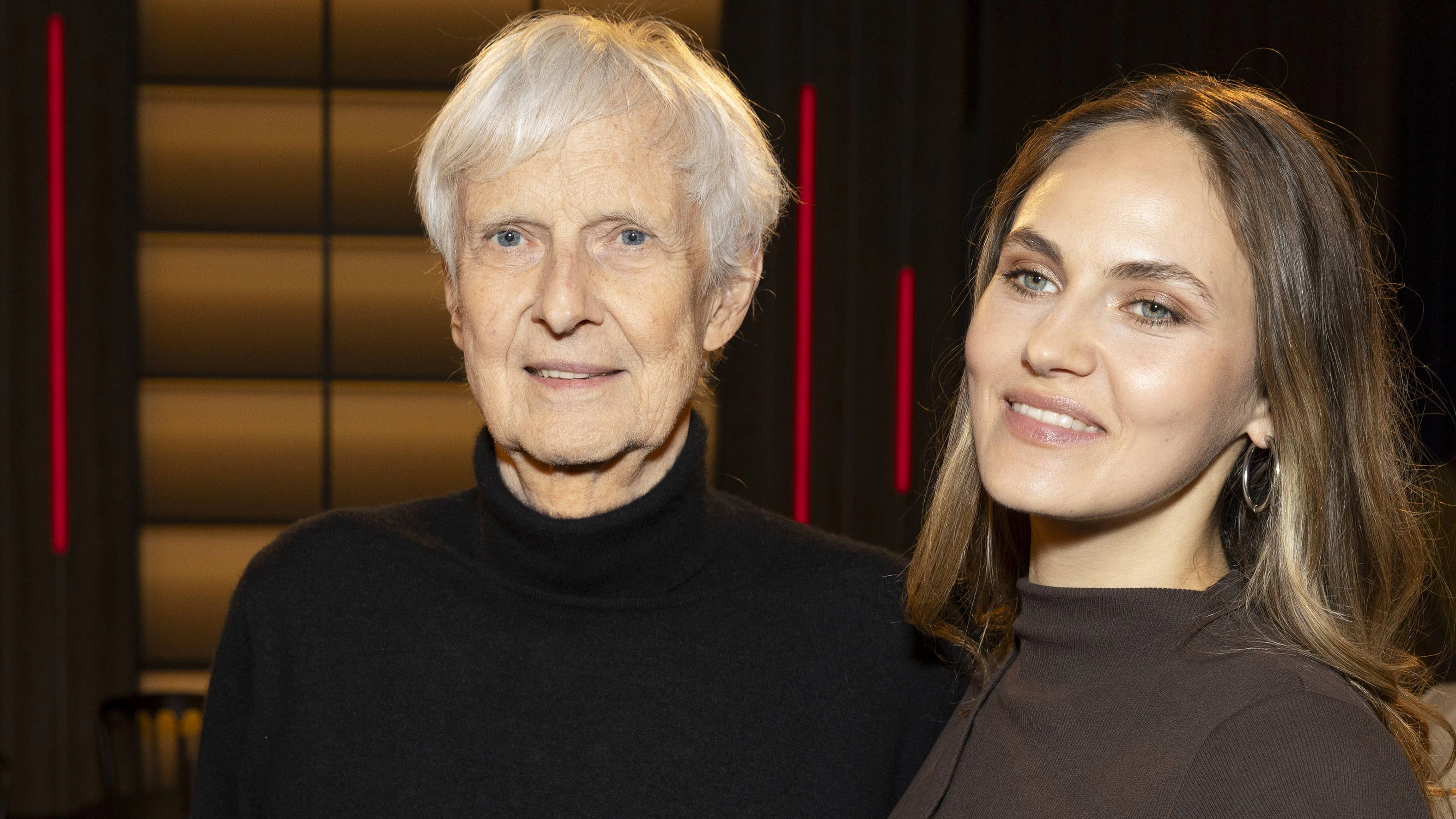 Elena ist die Tochter von Schauspieler Mathieu Carrière