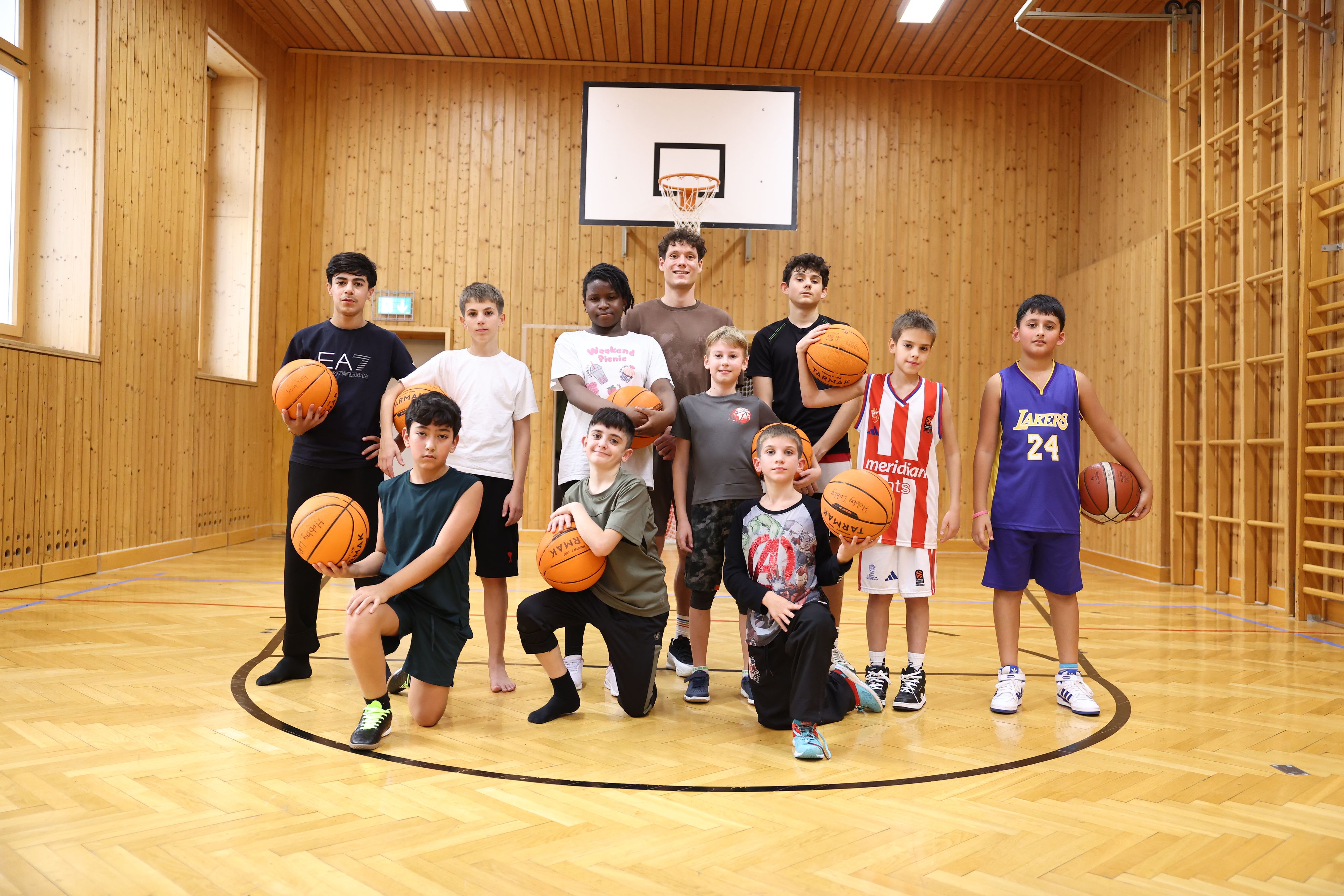 Trainer Samuel (M.) mit den Kids im Turnsaal der MS Hainburger Straße.