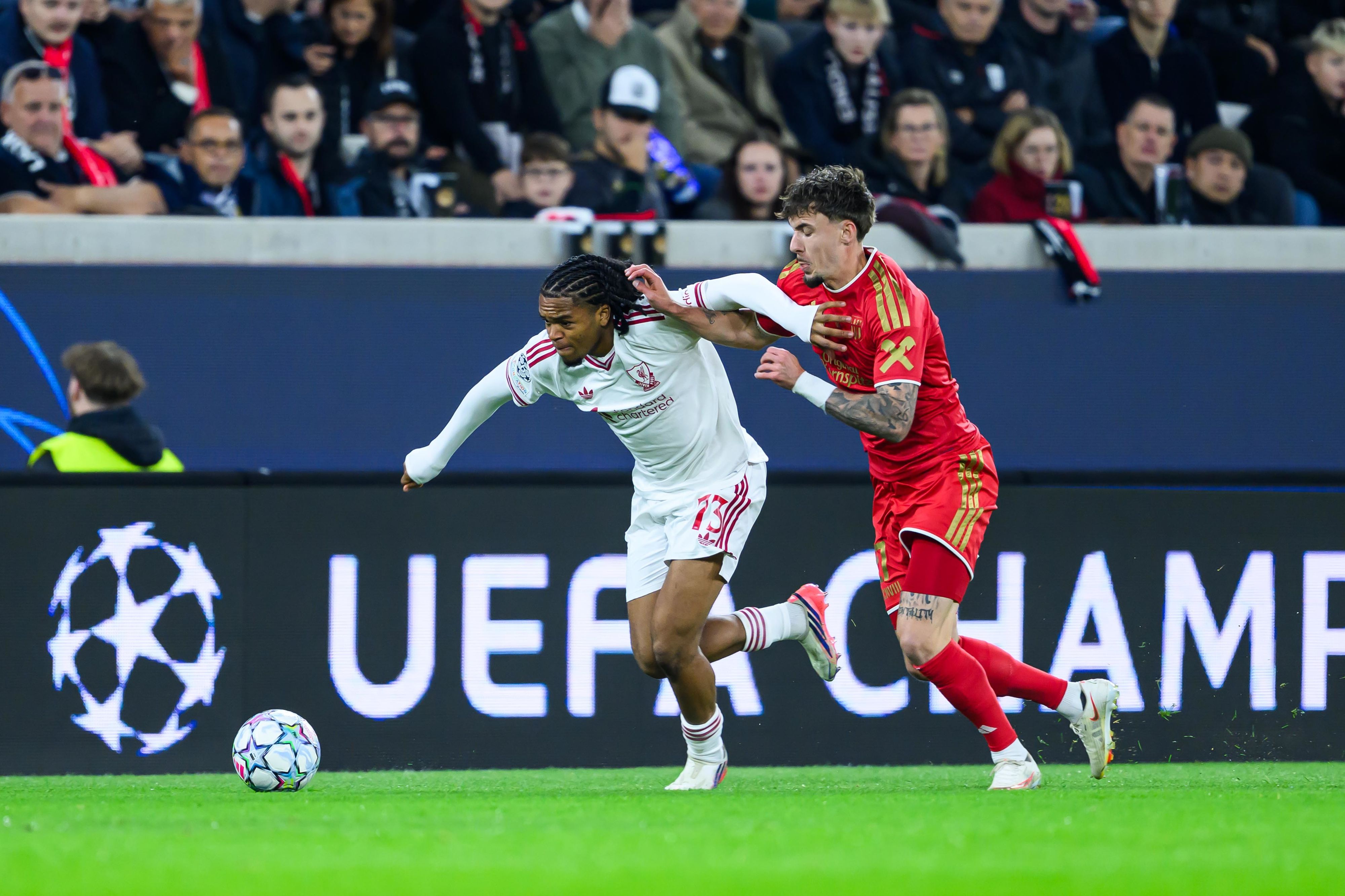 Der LASK spielt in Rot und Liverpool mit den weißen Dressen. 