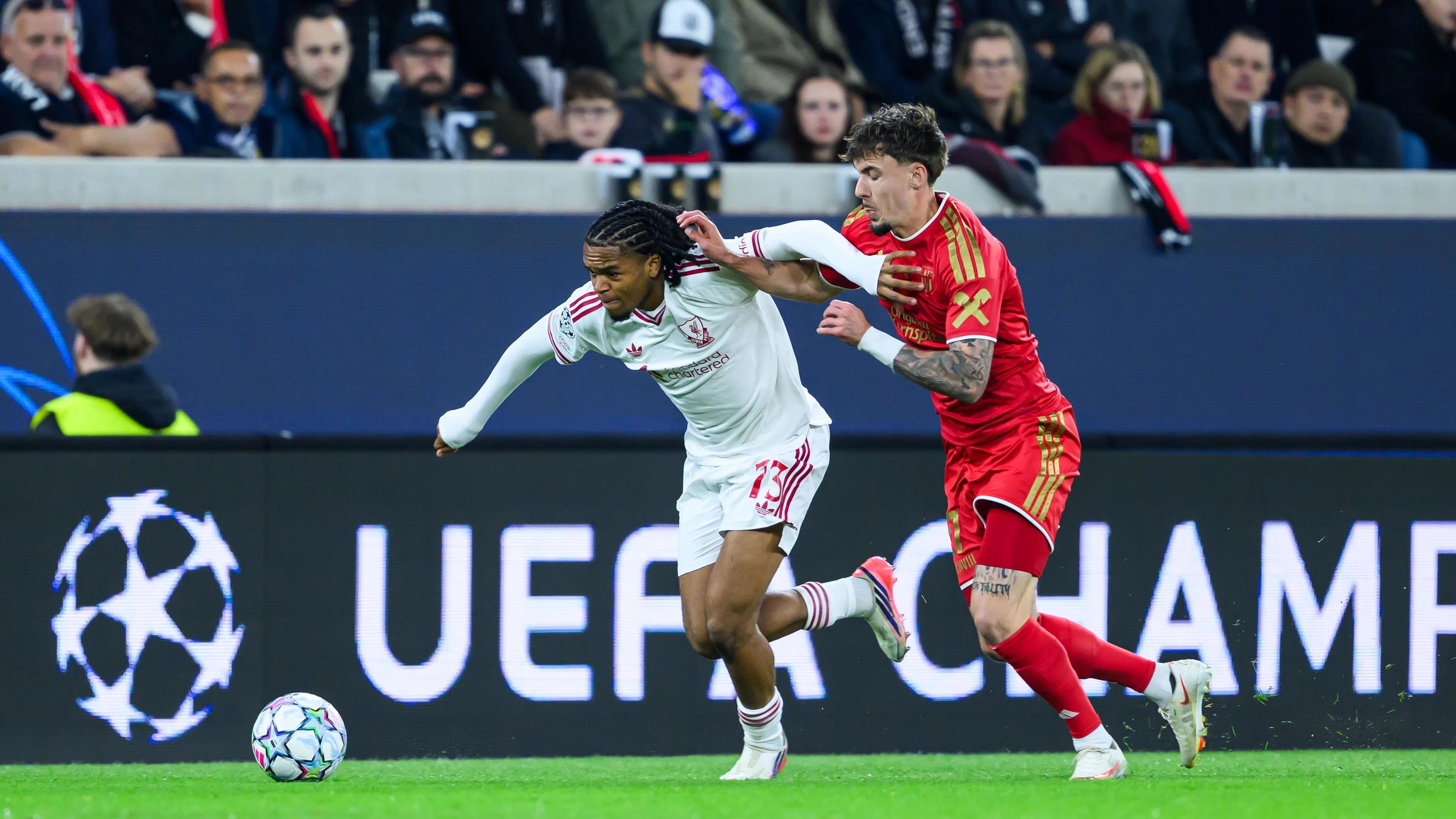 Der LASK spielt in Rot und Liverpool mit den weißen Dressen. 