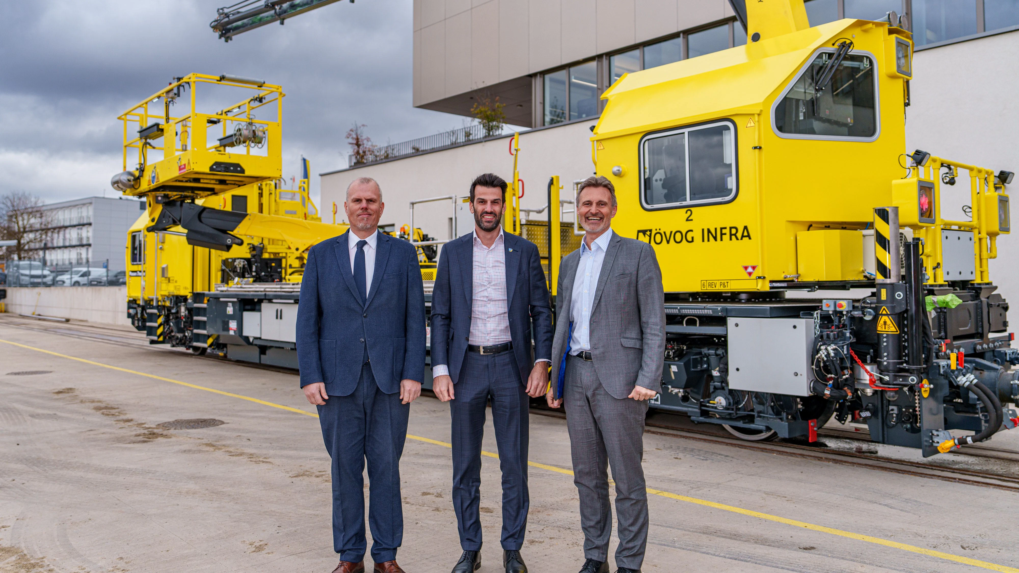 Die NÖVOG Geschäftsführer Wolfgang Schroll und Michael Hasenöhrl (außen) mit NÖ Verkehrslandesrat LH-Stellvertreter Udo Landbauer (Mitte) vor einem Infrastrukturfahrzeug.