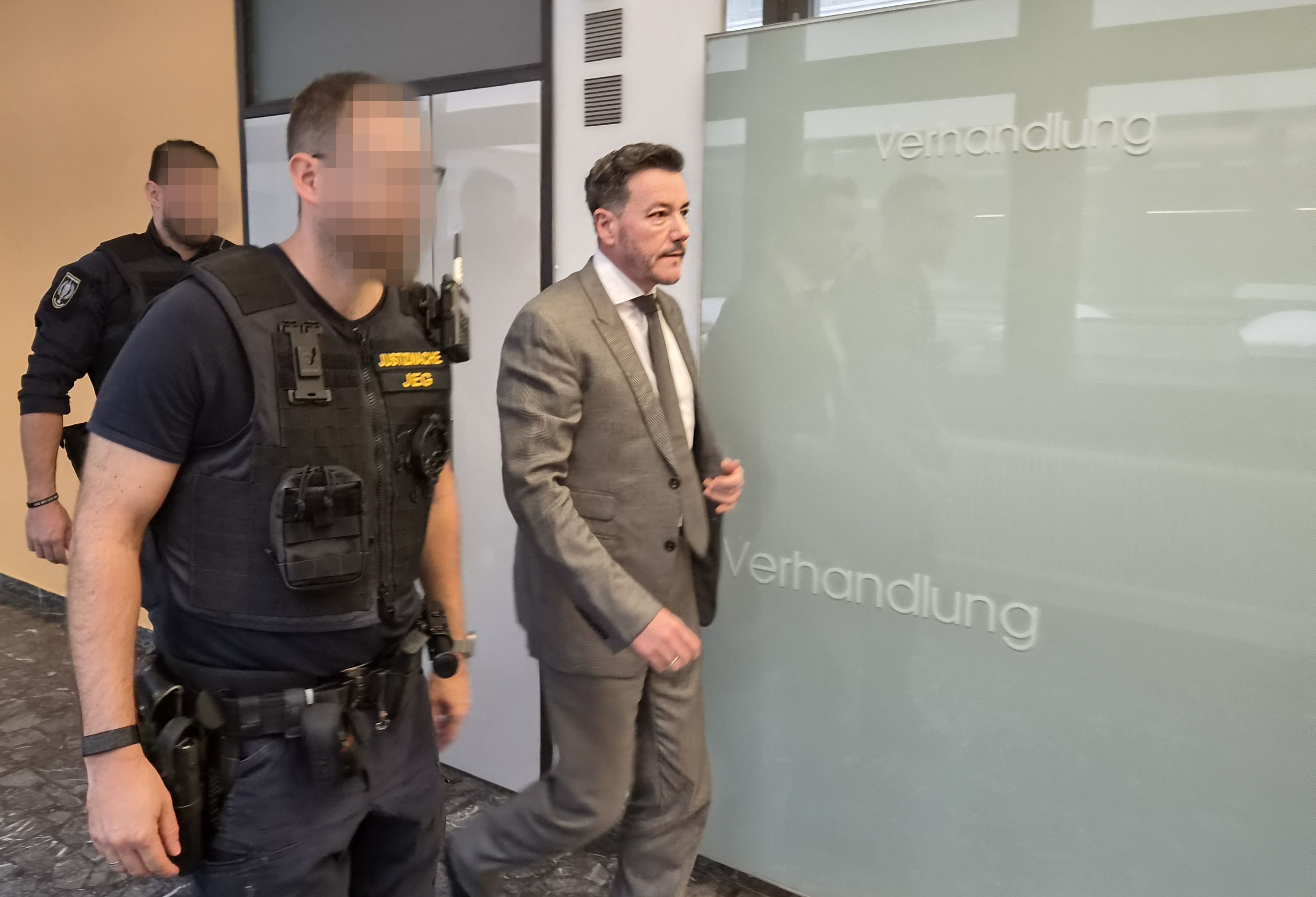 Der bisher in der Innsbrucker Justizanstalt in Untersuchungshaft sitzende Signa-Gründer René Benko bekommt die Fußfessel. Hier ist er am Weg zu seiner Entlassung.