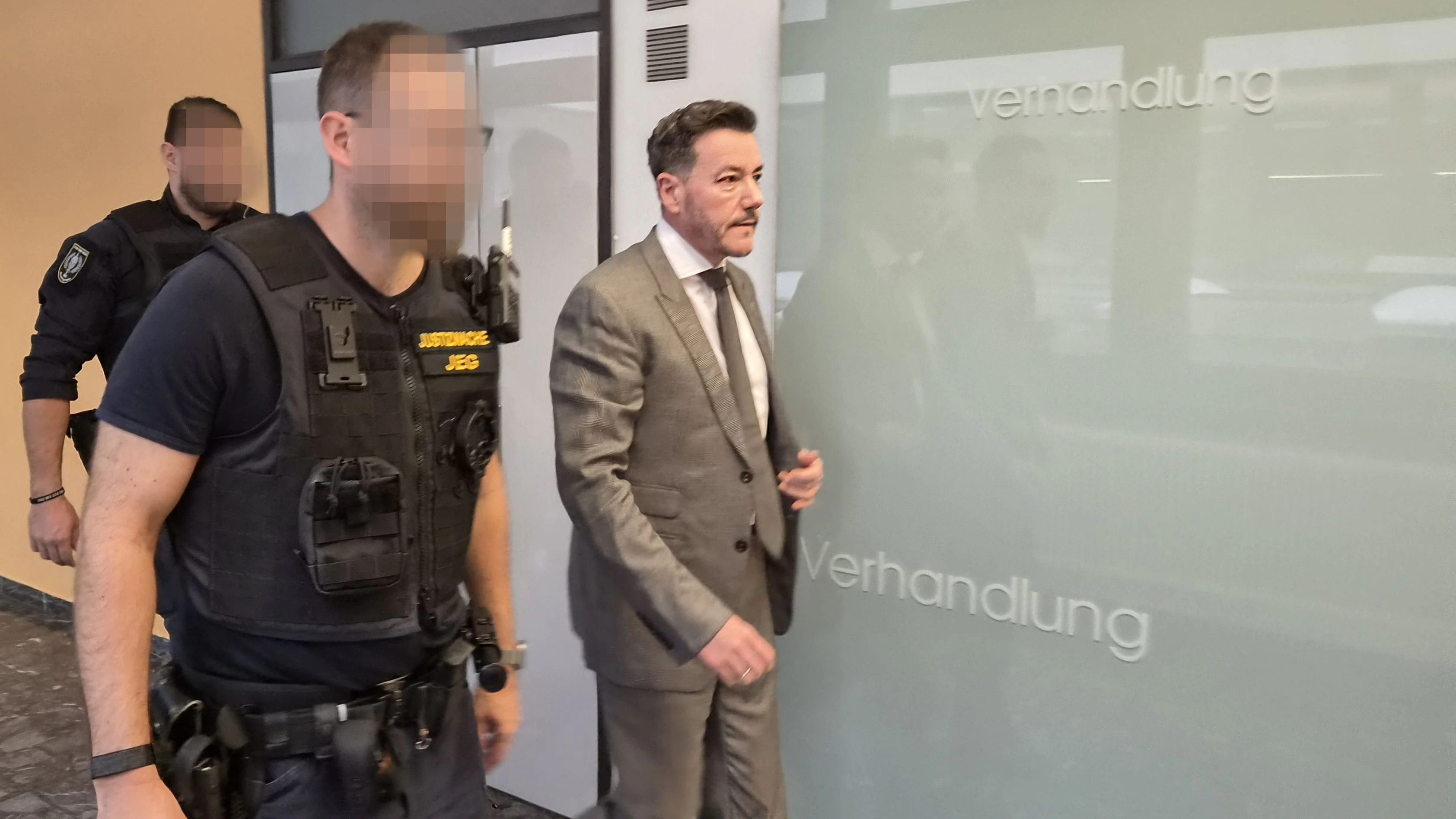 René Benko darf das Gefängnis verlassen und bekommt eine Fußfessel. Im Bild: Benko nach der Verhandlung am Landesgericht Innsbruck.