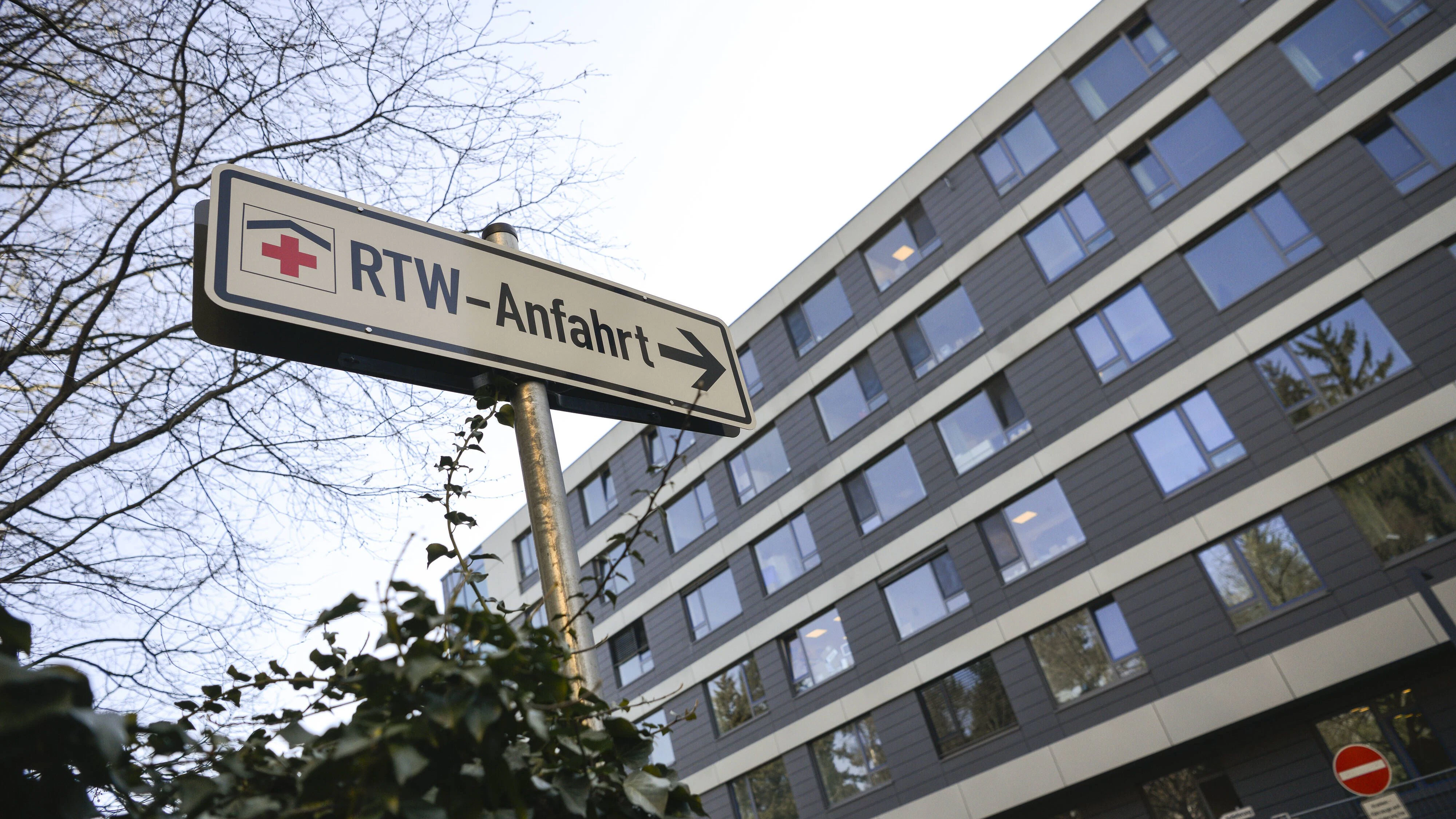 Beschilderung rund um das Klinikum Hanau