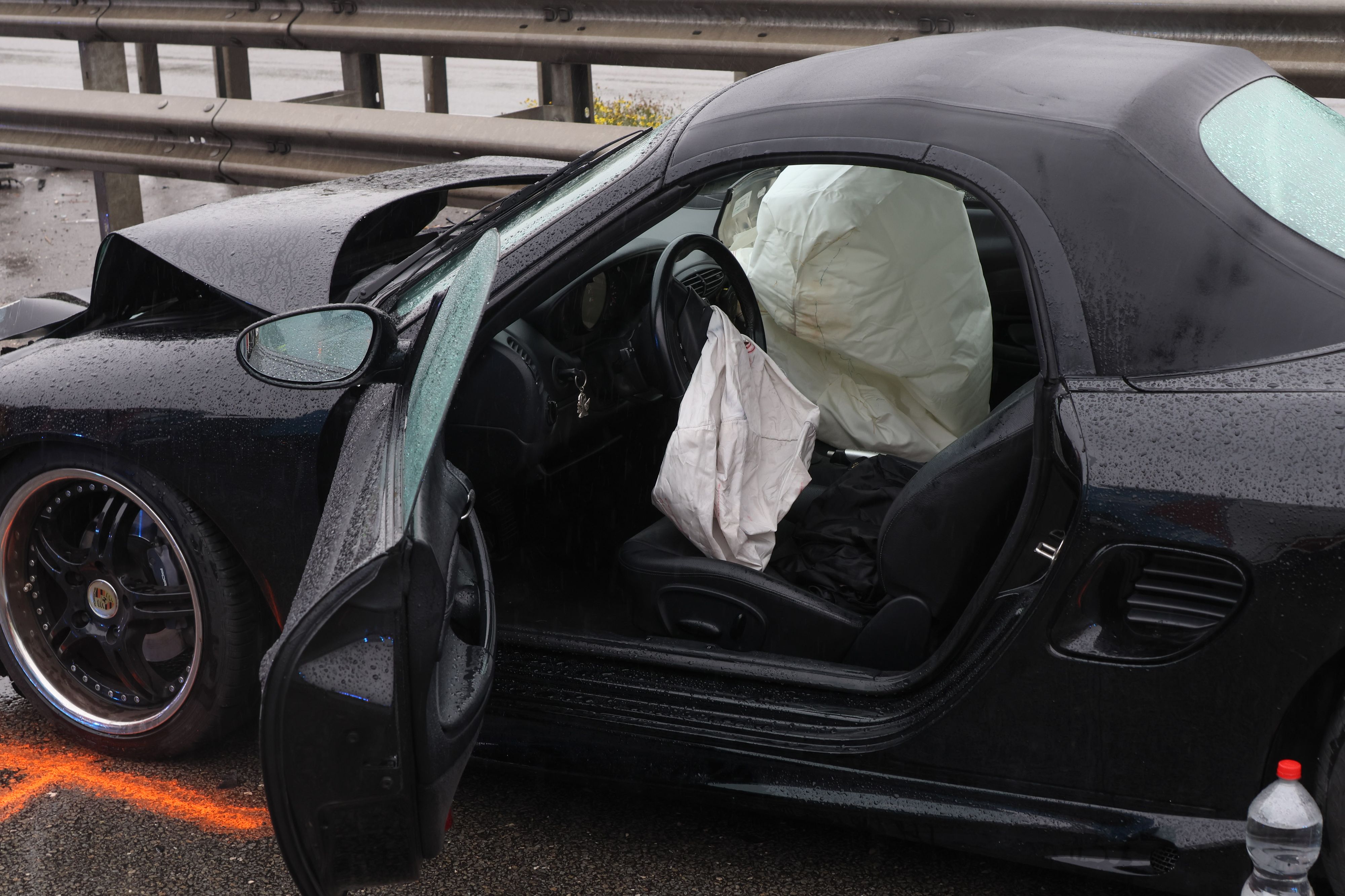Der Sportwagen wurde bei der Kollision mit dem Lkw schwer beschädigt.