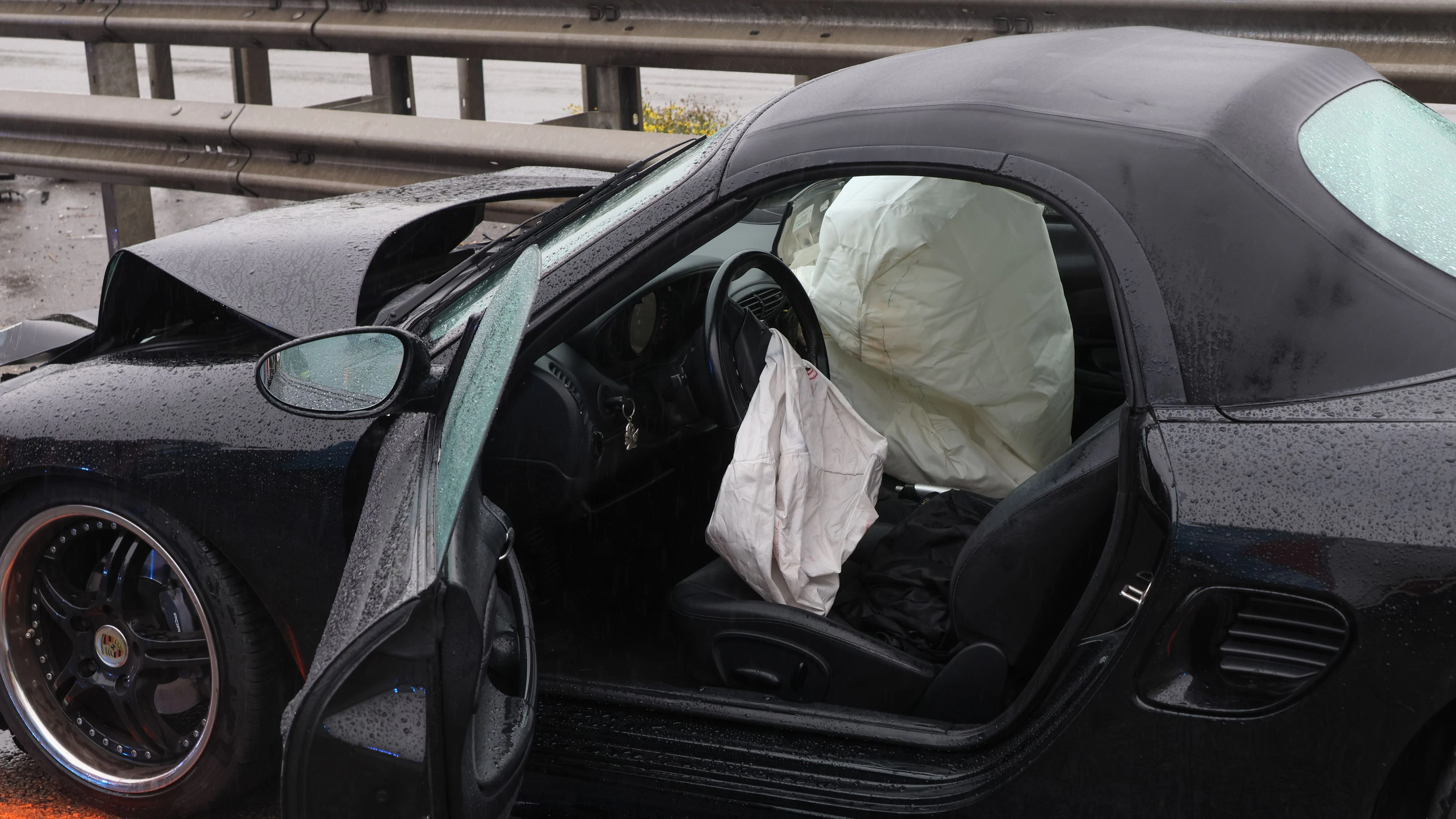 Der Sportwagen wurde bei der Kollision mit dem Lkw schwer beschädigt.