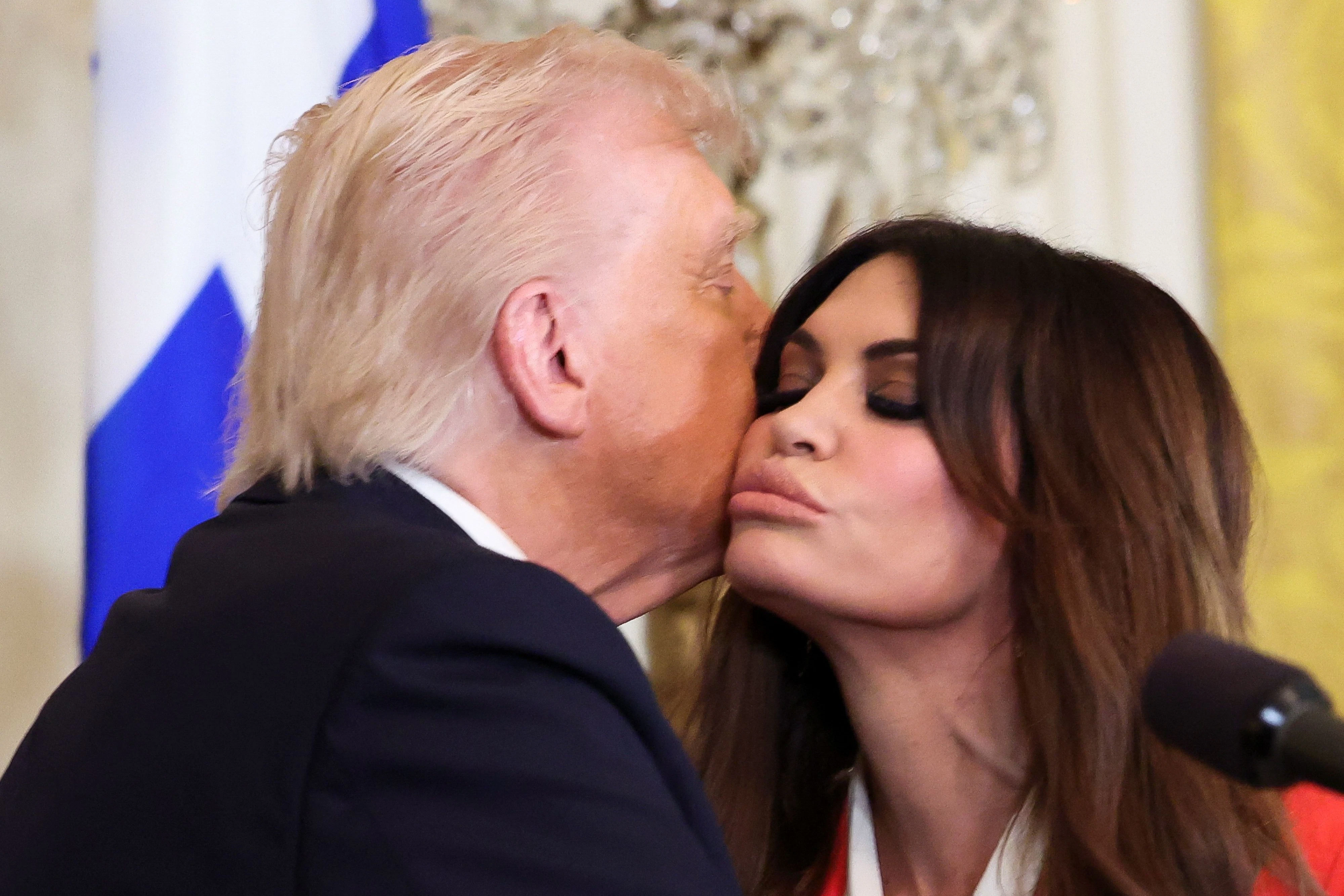Bussi, Bussi: Bei einer Feier anlässlich des griechischen Unabhängigkeitstages im Weißen Haus herzte der US-Präsident seine Beinahe-Schwiegertochter noch