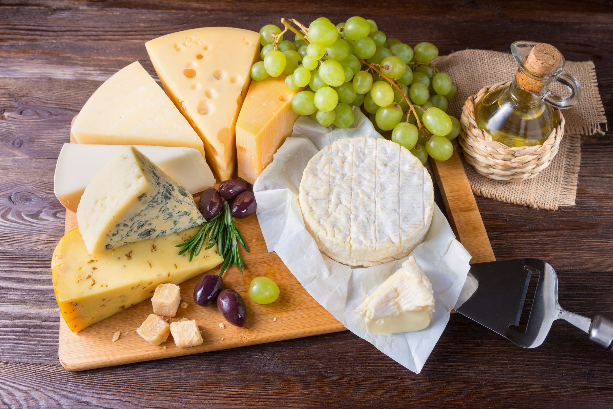 Käse ist ein wertvoller Kalziumlieferant – doch bei besonders fettreichen und salzigen Sorten kommt es auf die Menge an.