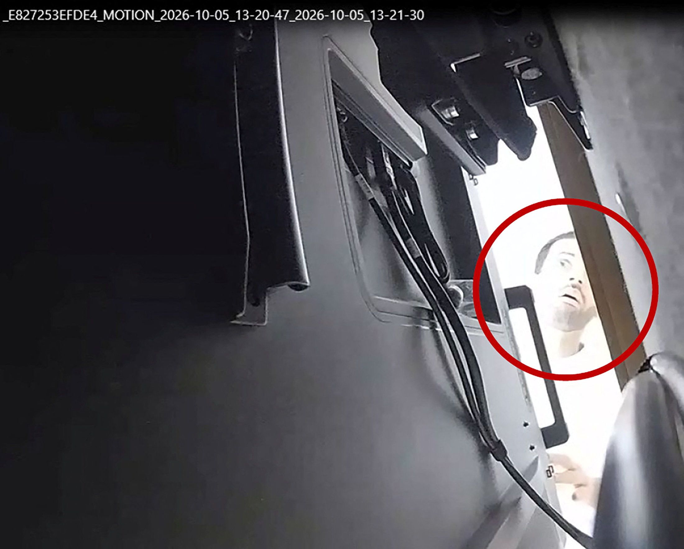 Ein als Abdulrahman Alfozan identifizierter Mann – ein saudischer Staatsangehöriger und Ingenieur bei OpenAI – blickt hinter ein Fernsehgerät, an dem in einem Konferenzraum der OpenAI-Büros ein Aufnahmegerät angebracht worden war. Die Aufnahme stammt aus einem Überwachungsvideo, das Teil der Anklageschrift ist, nachdem US-Bundesagenten den Mann festgenommen und wegen der Installation eines versteckten Audioaufnahmegeräts angeklagt hatten.