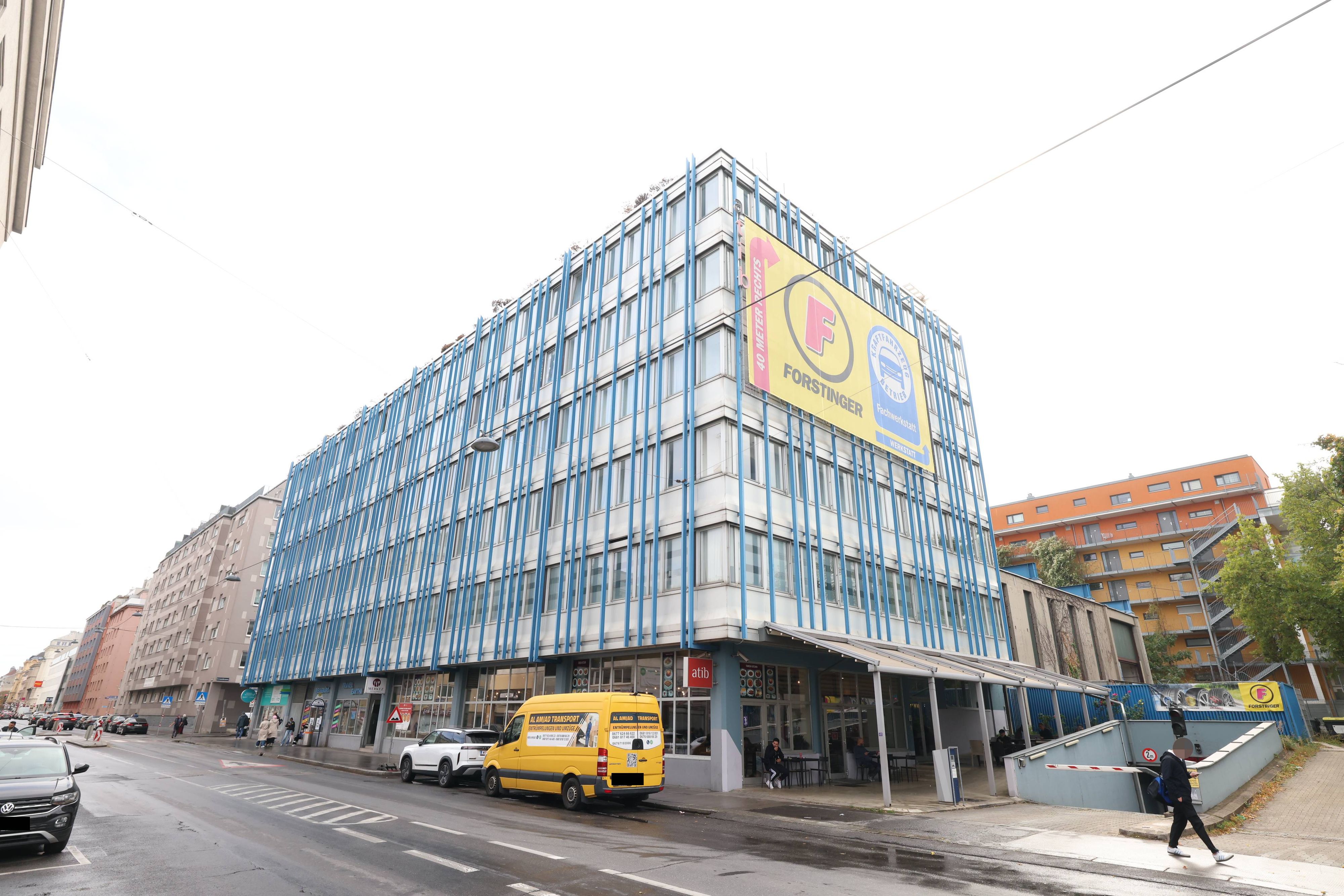 In diesem Haus im 4. Stock ist der Kindergarten 
