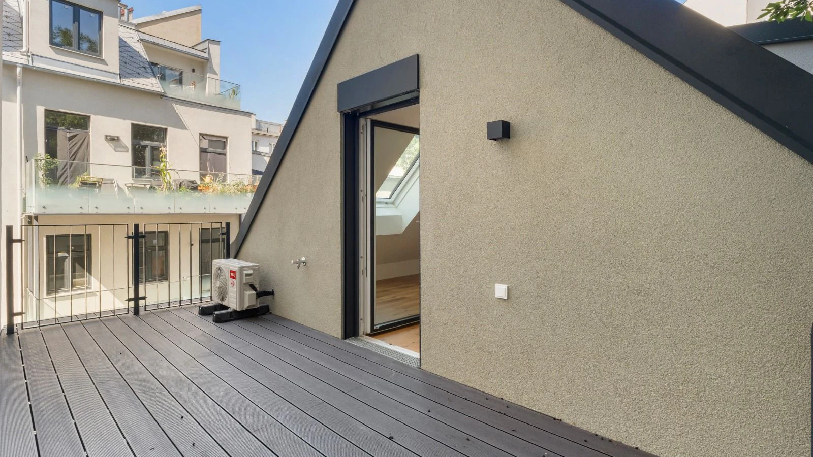 Eine stilvolle Terrasse lädt zum Entspannen ein, während das Haus mit seiner gelungenen Gestaltung und hochwertigen Ausführung überzeugt.