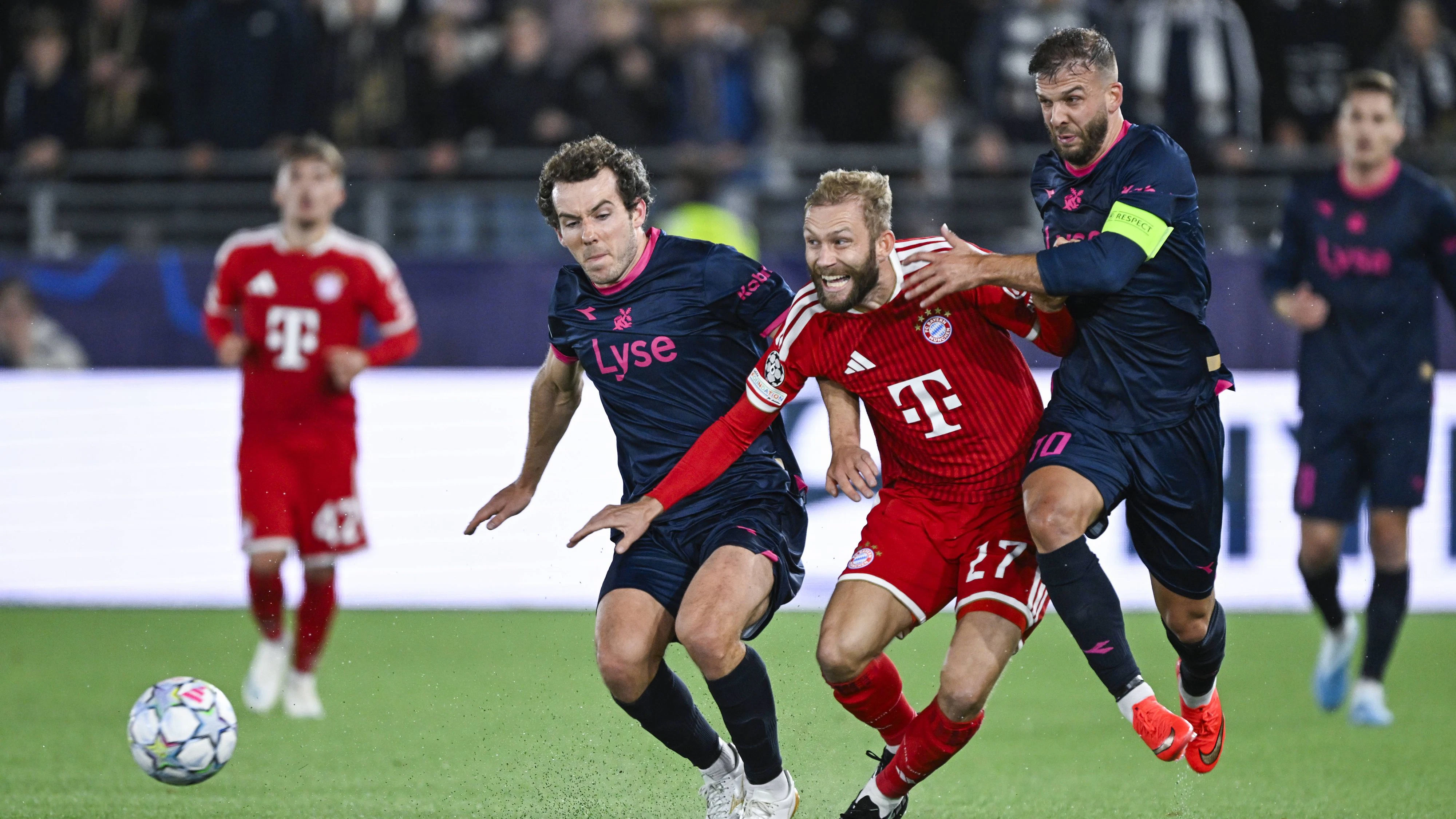 Football, Champions League 2026/2027: Viking - Bayern Munich Stavanger 20261013. Bayern Munich s Konrad Laimer Vikings Joe Bell during the Champions League football match between Viking and Bayern Munich at Lyse Arena in Stavanger. Photo: Carina Johansen / NTB Stavanger Norway EDITORIAL USE ONLY. RESTRICTED USE FOR BETTING COMPANIES Ref:_SPOvCsDPMj8jjs.jpg *** Soccer, Champions League 20262027 Viking vs. Bayern Munich, Stavanger, October 13, 2026: Bayern Munichs Konrad Laimer and Vikings Joe Bell during the Champions League soccer match between Viking and Bayern Munich at Lyse Arena in Stavanger. Photo by Carina Johansen, NTB, Stavanger, Norway. EDITORIAL USE ONLY RESTRICTED USE FOR BETTING COMPANIES PUBLICATIONxNOTxINxNORxSWExDENxFINxFRA Copyright: xCarinaxJohansenx/xNTBx