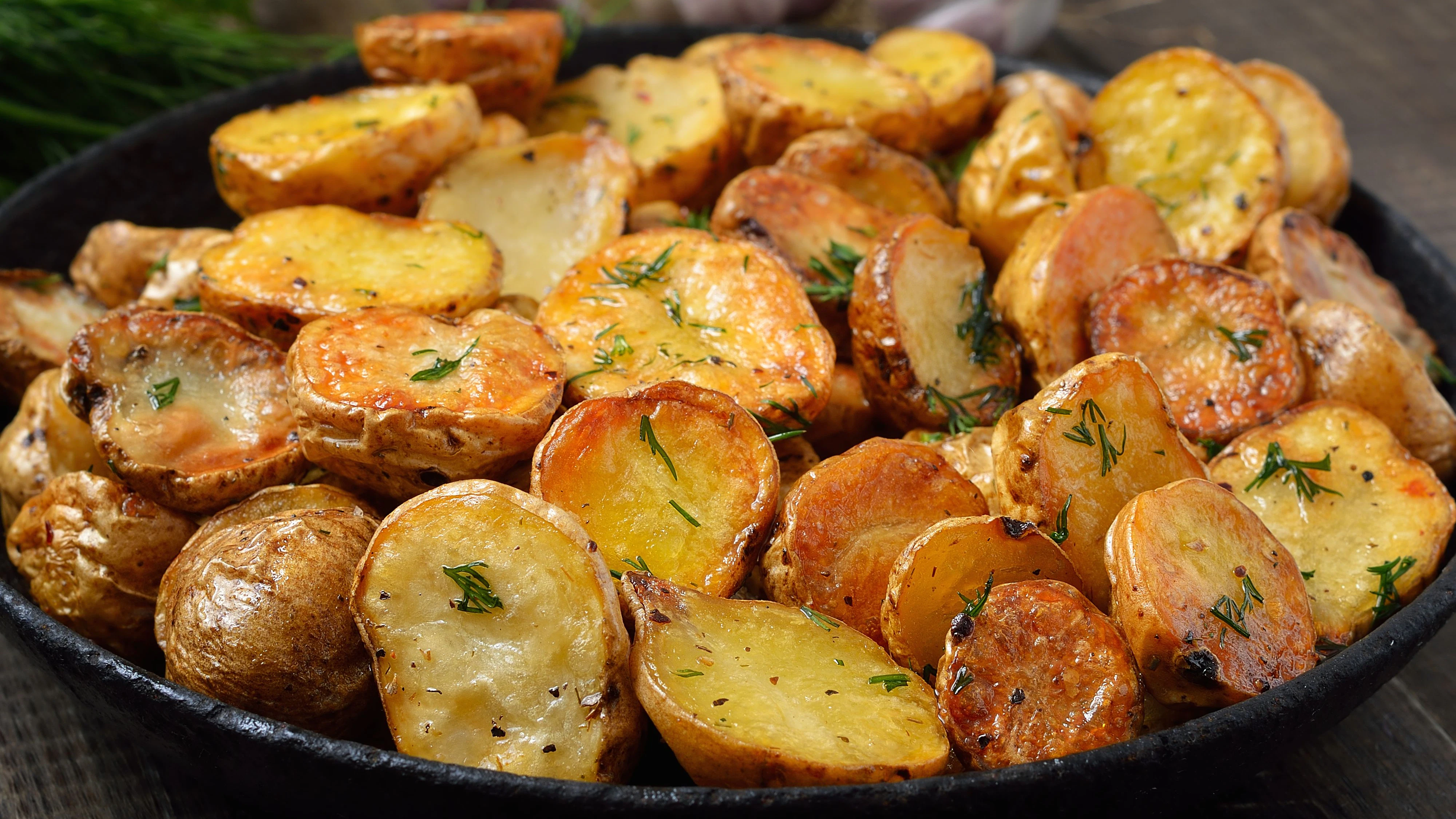 Goldbraun, knusprig und herrlich würzig: Bratkartoffeln sind echtes Soulfood.