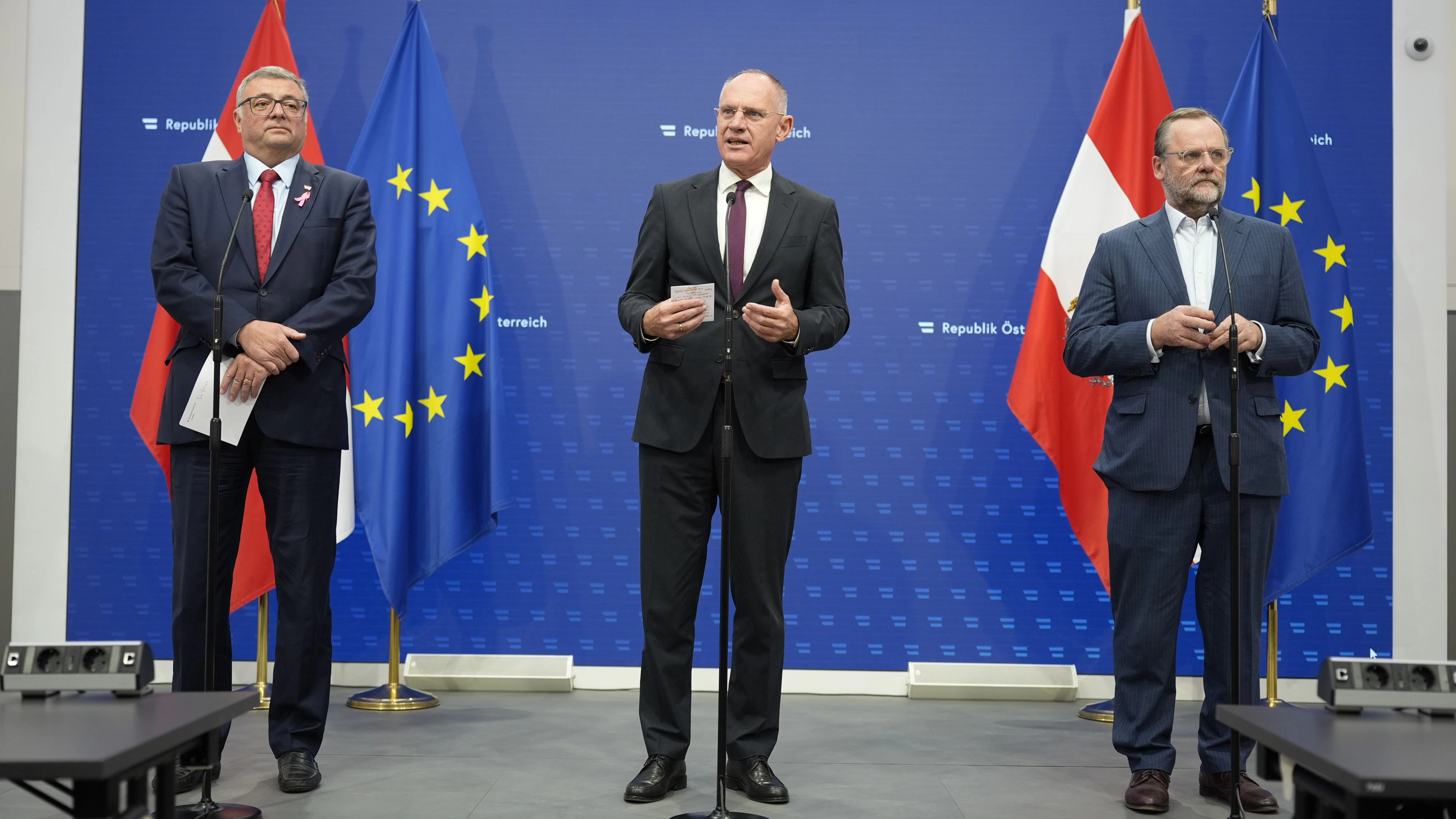 v.l.n.r.: Staatssekretär Jörg Leichtfried (SPÖ), Innenminister Gerhard Karner (ÖVP) und Staatssekretär Josef Schellhorn (Neos) präsentieren die "Haft in der Heimat".