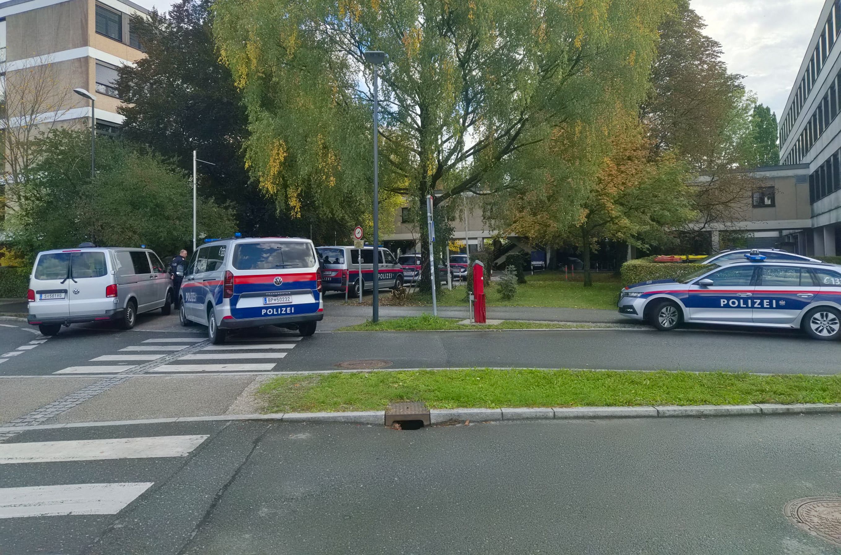 Vor dem BRG ist ein Großaufgebot der Polizei.