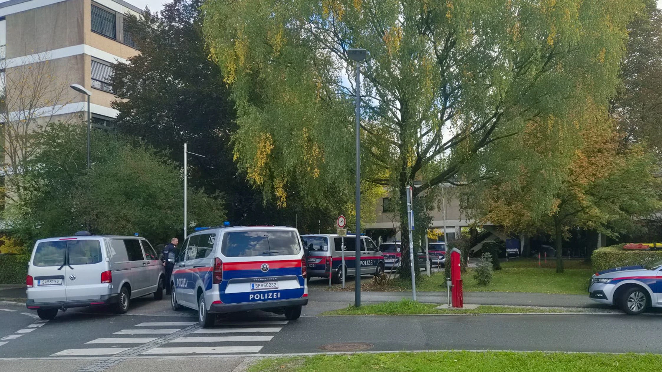 Vor dem BRG ist ein Großaufgebot der Polizei.