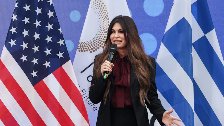 Kimberly Guilfoyle war US-Botschafterin in Griechenland – und Verlobte von Donald Trump Jr. Nun musste sie auf Drängen von dessen Vater, dem US-Präsidenten, zurücktreten. Sie soll Geld für einen Zugang zur Regierung verlangt und Geschenke angenommen haben.