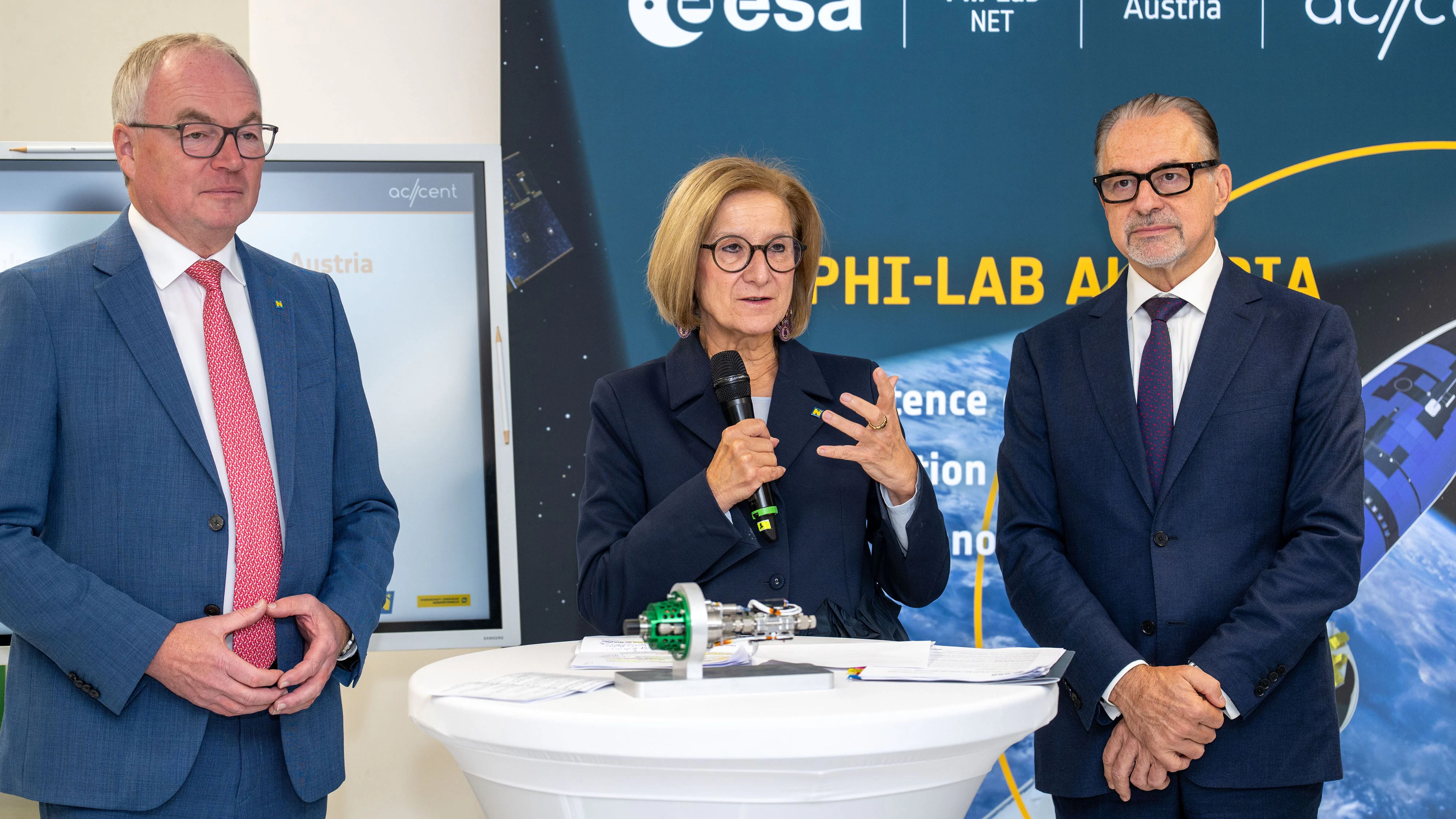 „Die Raumfahrt eröffnet neue Chancen für Niederösterreich, für neue Arbeitsplätze, neue Unternehmen, mehr Wertschöpfung und den Wohlstand der Zukunft“, so Landeshauptfrau Johanna Mikl-Leitner.