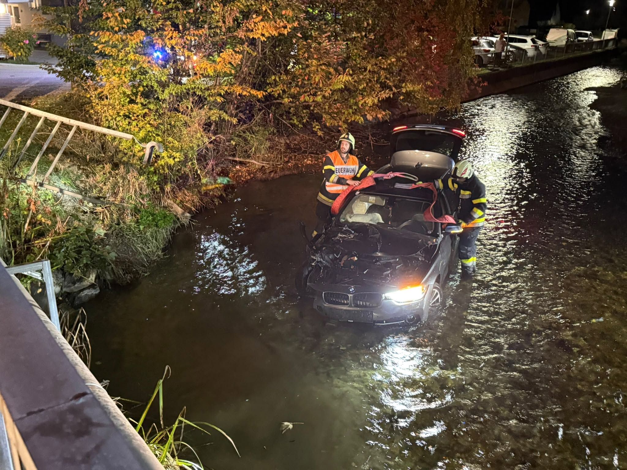 Der BMW landete im Fluss