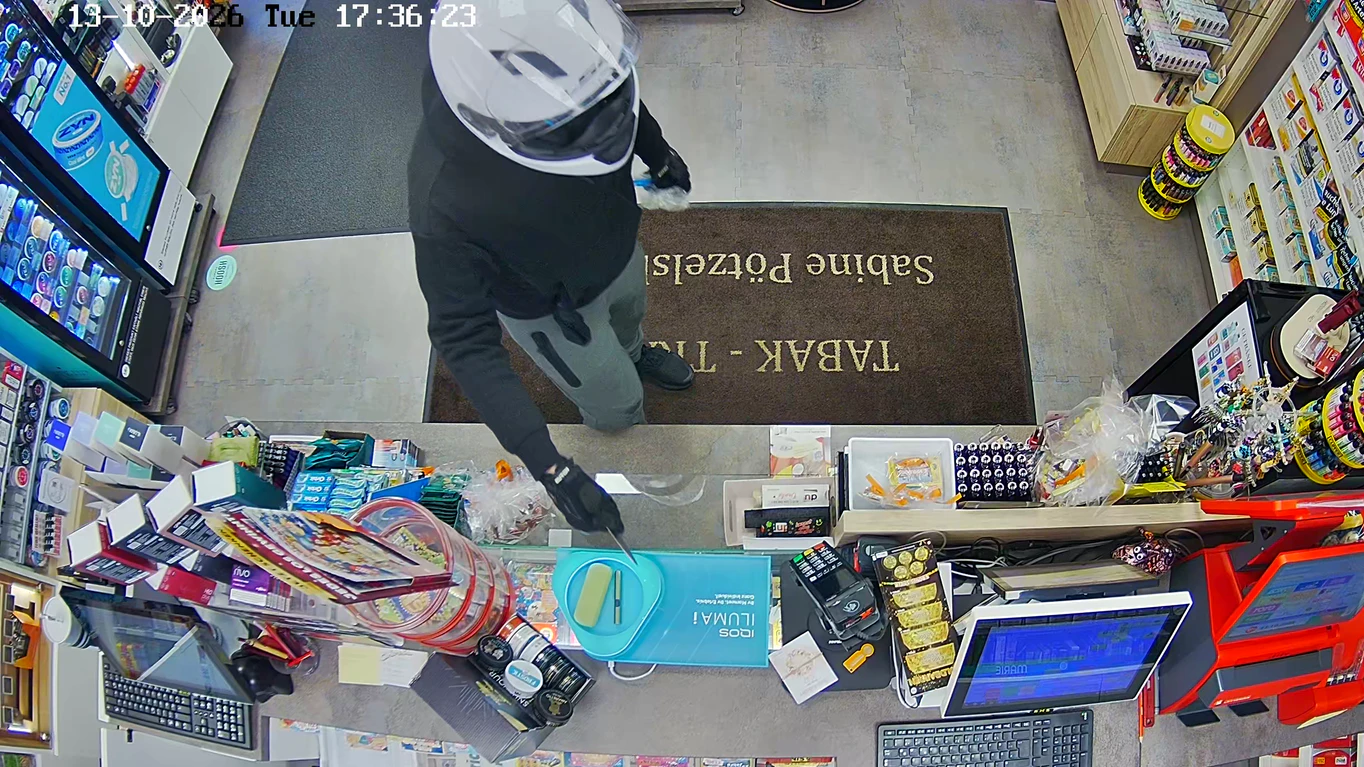Ein unbekannter Mann hat am Dienstag eine Trafik in Hallwang bei Salzburg überfallen wollen. Er bedrohte eine Angestellte mit einem Messer und verlangte Bargeld. Weil er kein Geld bekam, flüchtete er mit einem Moped. Er trug einen auffälligen weißen Motorradhelm, auf der Rückseite des schwarzen Oberteils befindet sich ein großer weißer Schriftzug mit dem Wort "POWERFUL". Die Ermittler bitten die Bevölkerung um Hinweise. Diese können beim Dauerdienst des Landeskriminalamtes Salzburg unter 059133 50 3333 gemeldet werden.