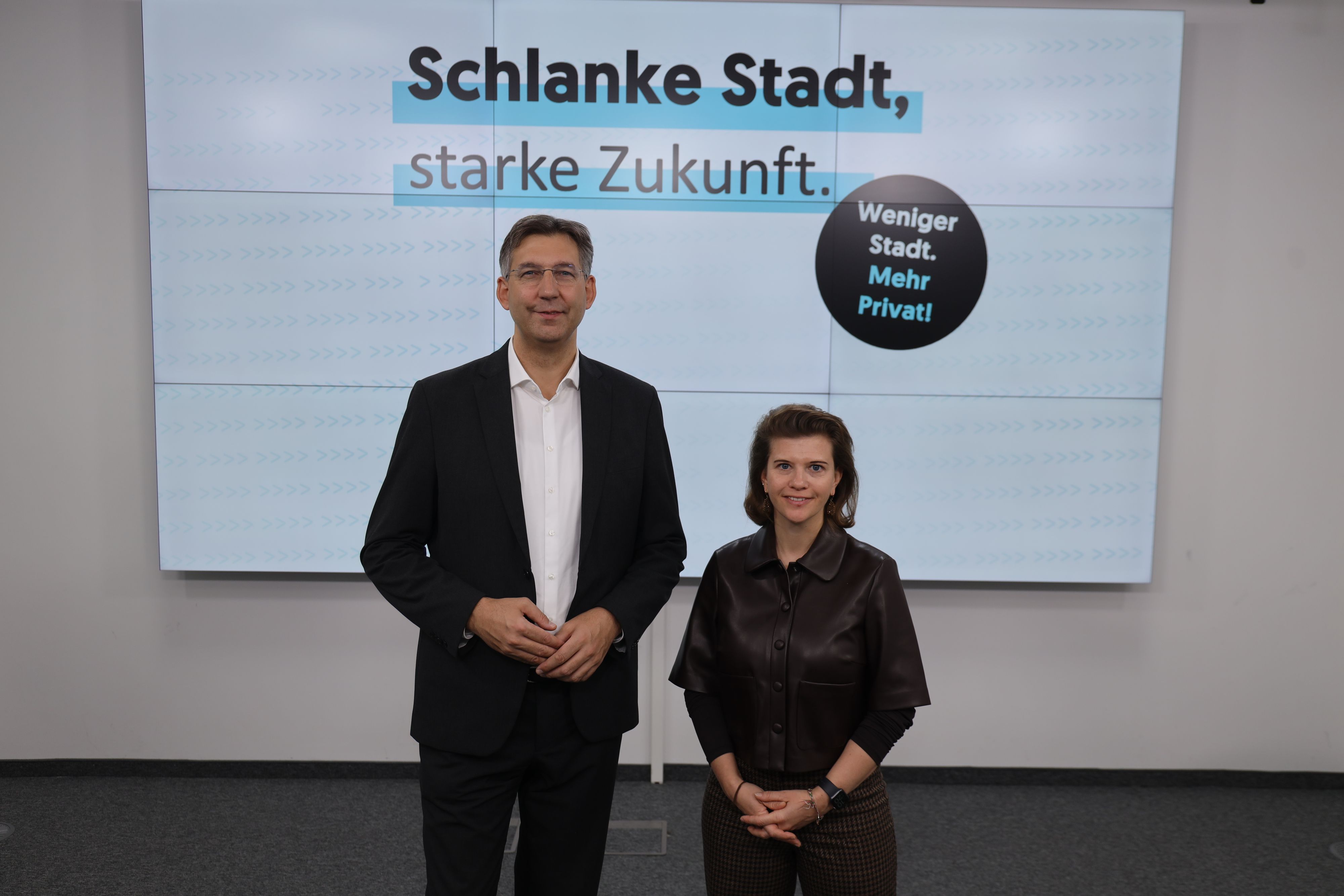 Markus Figl, Landesparteiobmann der Wiener Volkspartei und Gemeinderätin Elisabeth Olischar sehen Einsparpotenzial bei der Stadt.