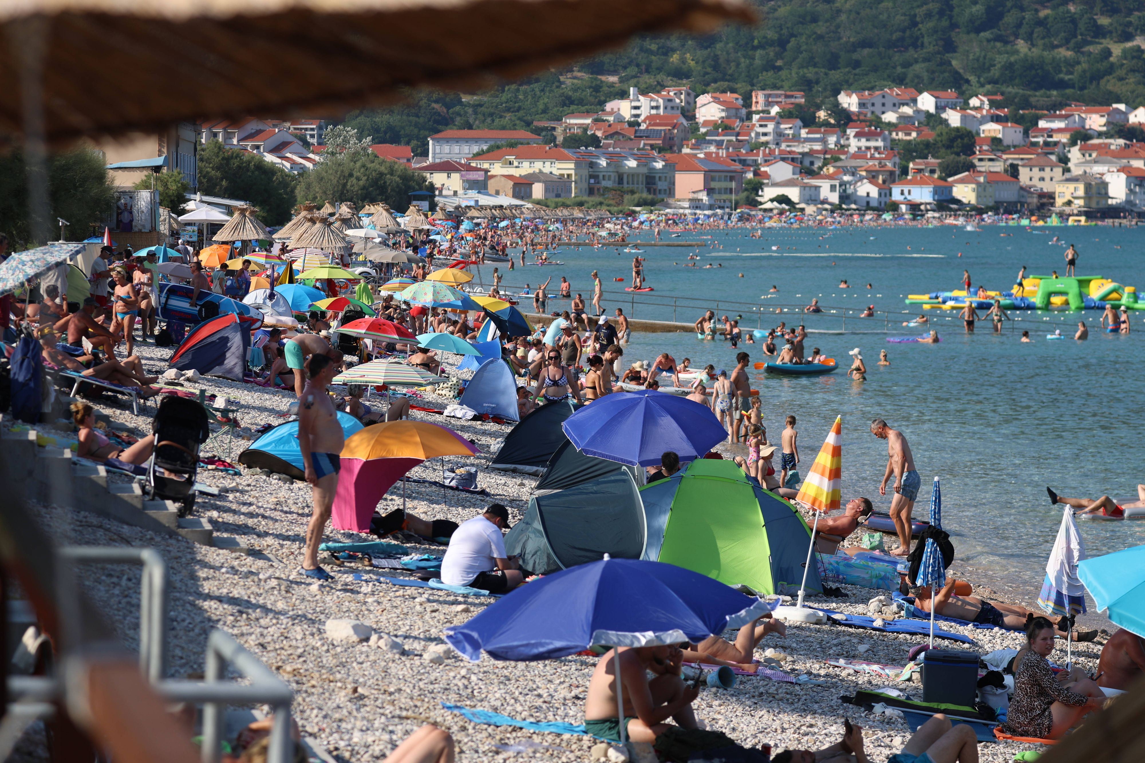 Beliebtes Urlaubs-Domizil: Der Strand von Baška auf der Insel Krk im Sommer 2025