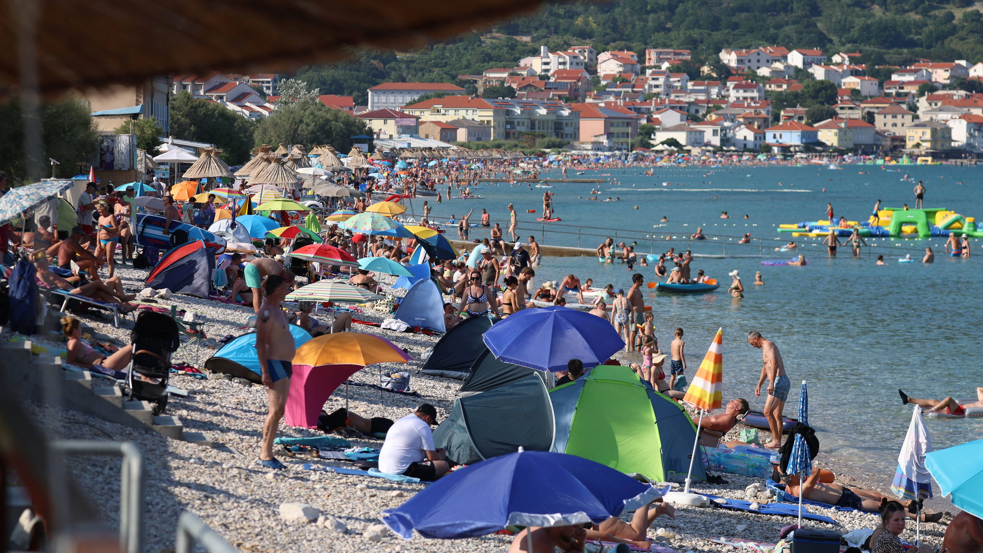 Beliebtes Urlaubs-Domizil: Der Strand von Baska auf der Insel Krk im Sommer 2025