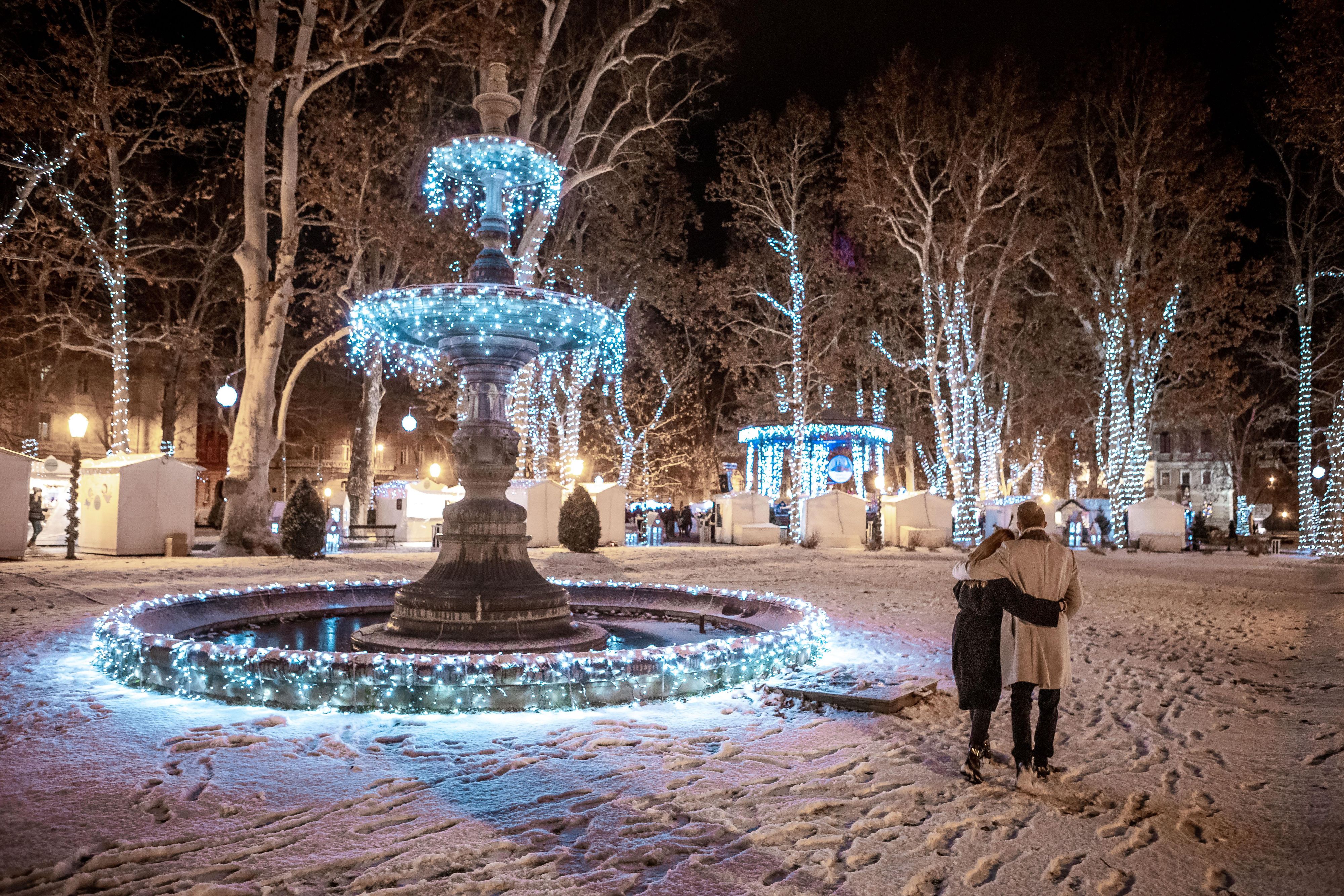 Lichterglanz, historische Altstädte und Eislaufen mit Blick auf die Adria: Kroatien verbindet im Advent Weihnachtszauber mit mediterranem Flair.
