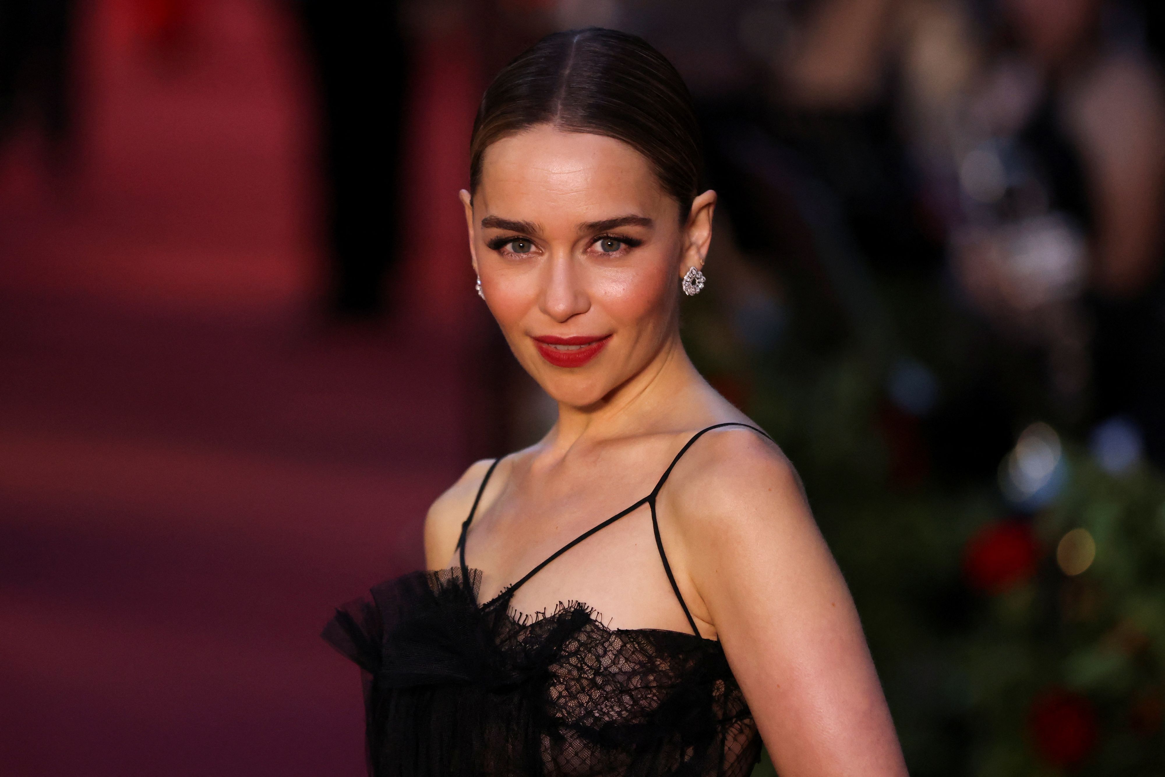 Emilia Clarke gibt zu, dass sie sich beim Vergleichen mit anderen ertappen muss.