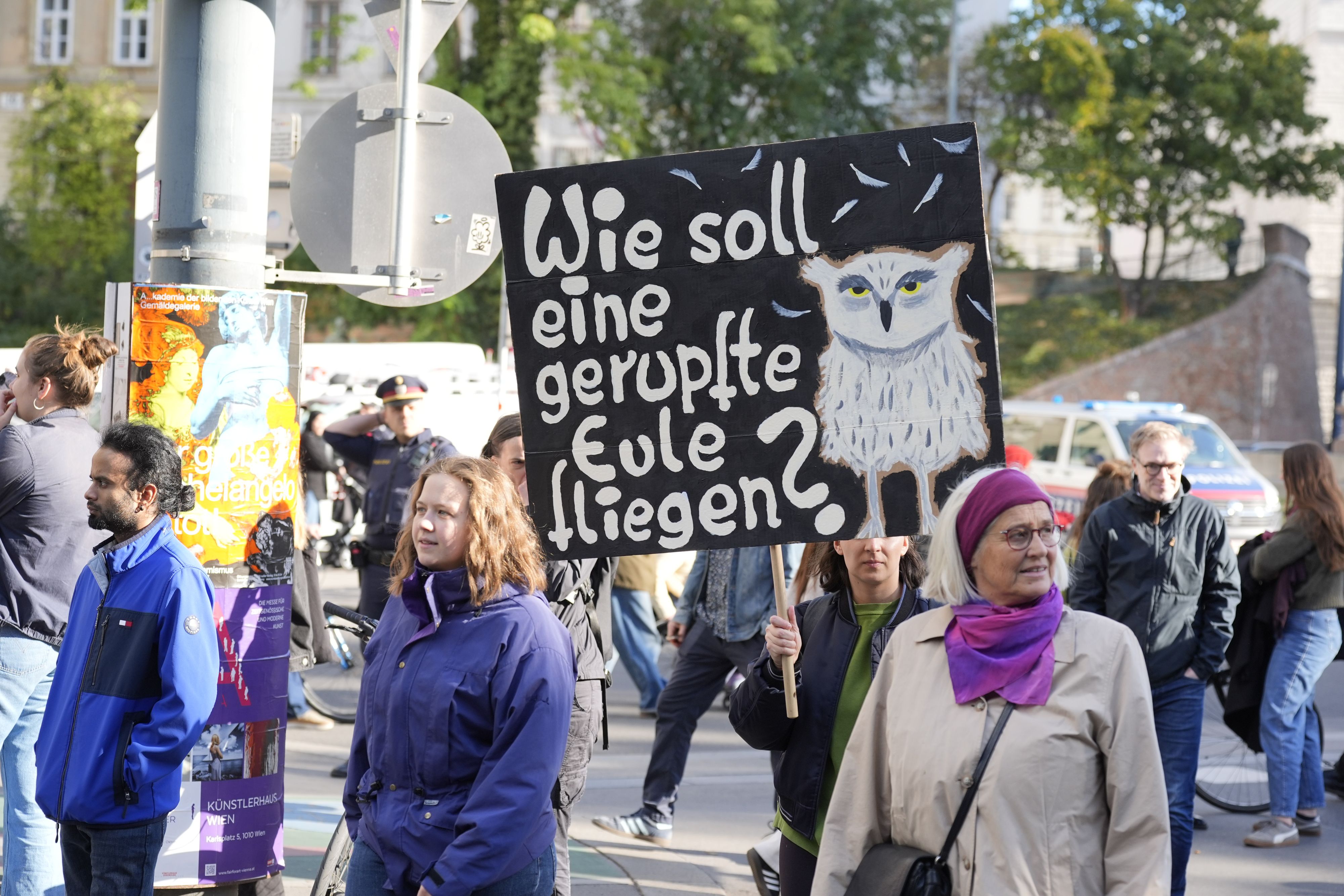 Mit kreativen Protestschildern machten die Demonstranten auf die drohenden Uni-Kürzungen aufmerksam.