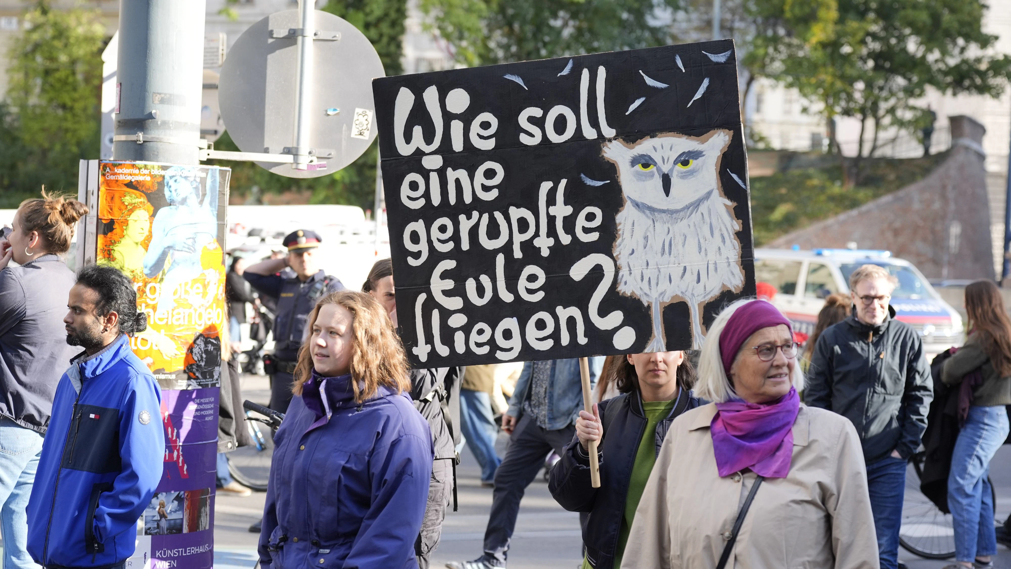 Mit kreativen Protestschildern machten die Demonstranten auf die drohenden Uni-Kürzungen aufmerksam.