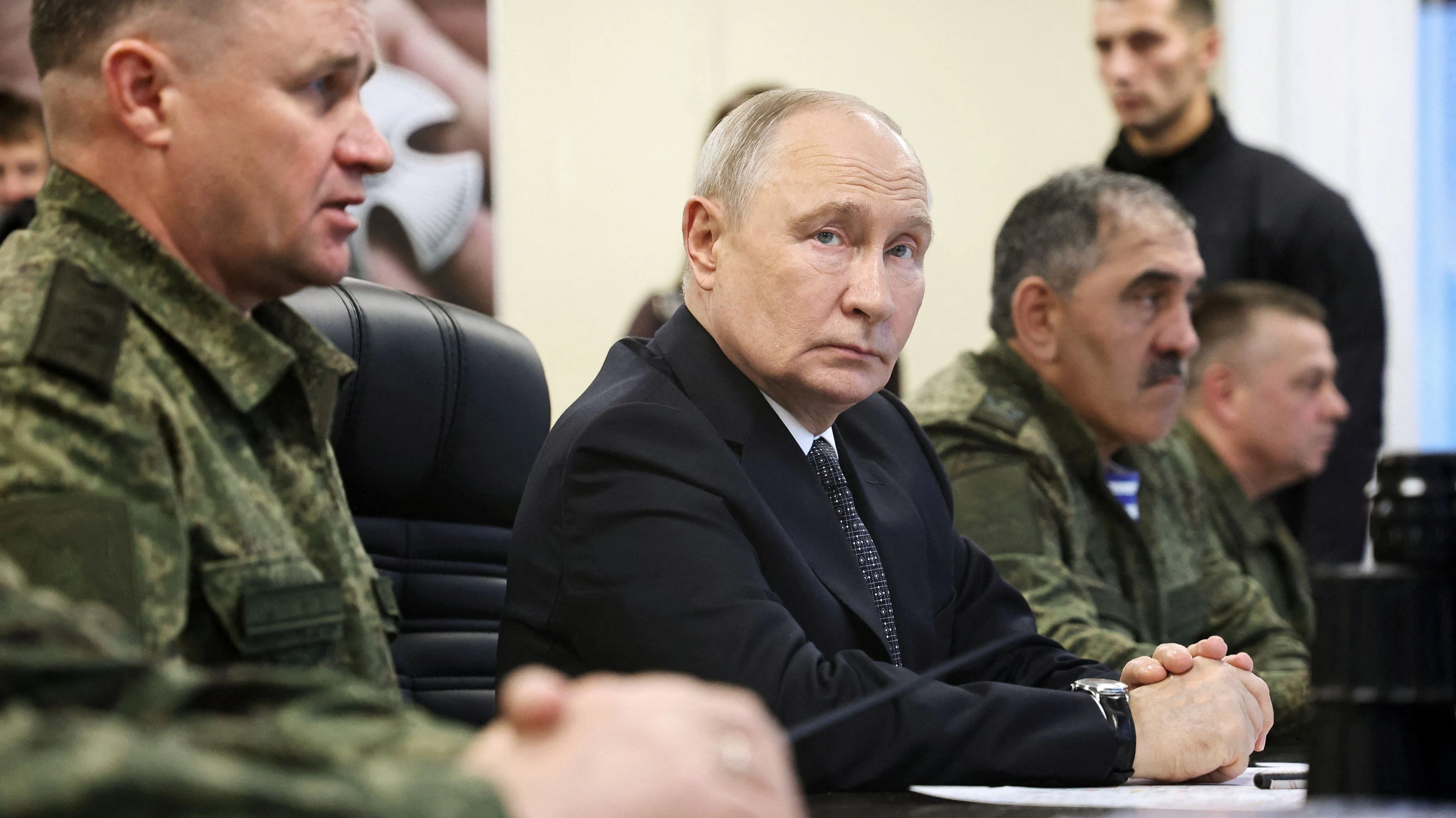 Der russische Präsident Wladimir Putin am 2. Oktober 2026 auf dem Truppenübungsplatz Tschebarkul.