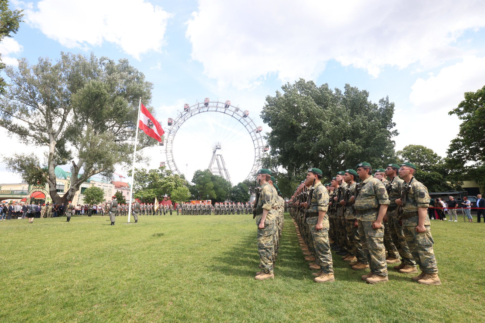 Angelobung neuer Bundesheer-Rekruten vor dem Wiener Riesenrad
