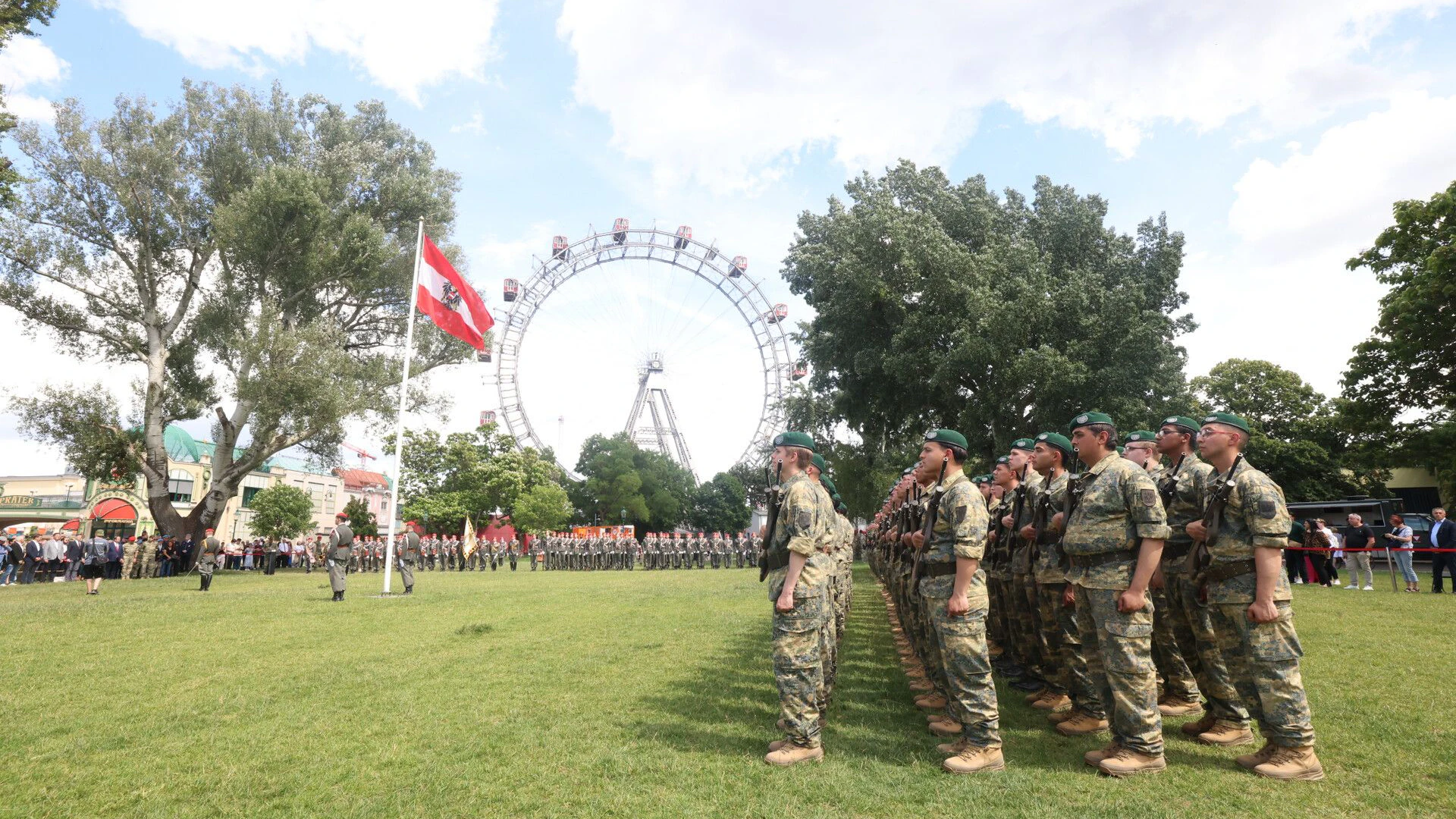 Angelobung neuer Bundesheer-Rekruten vor dem Wiener Riesenrad