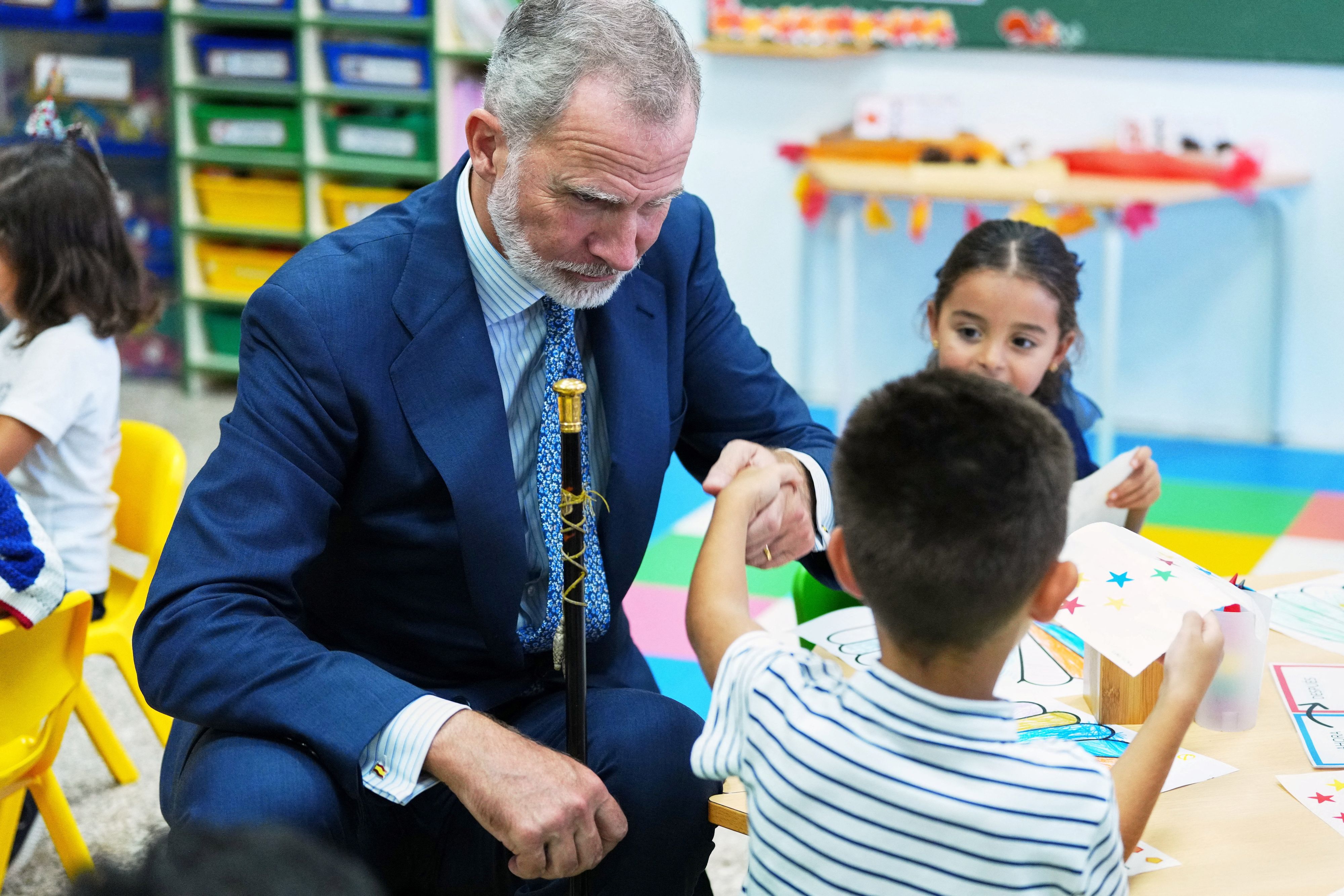 Spaniens König Felipe besuchte eine Schule.