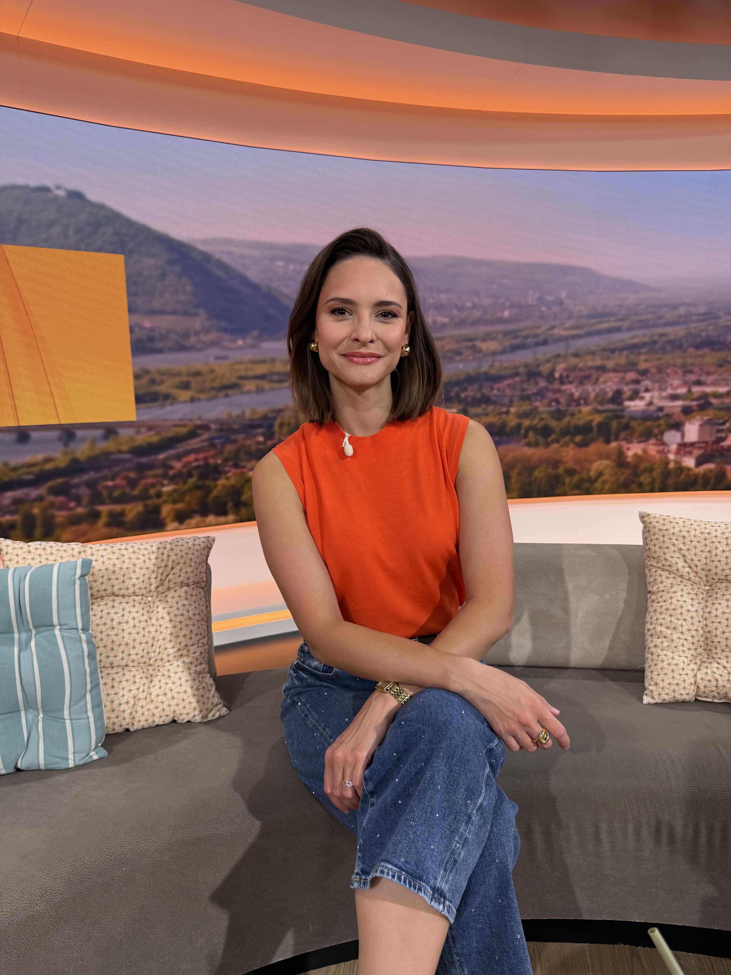 Julia Furdea moderiert jeden Sonntag auf Puls4