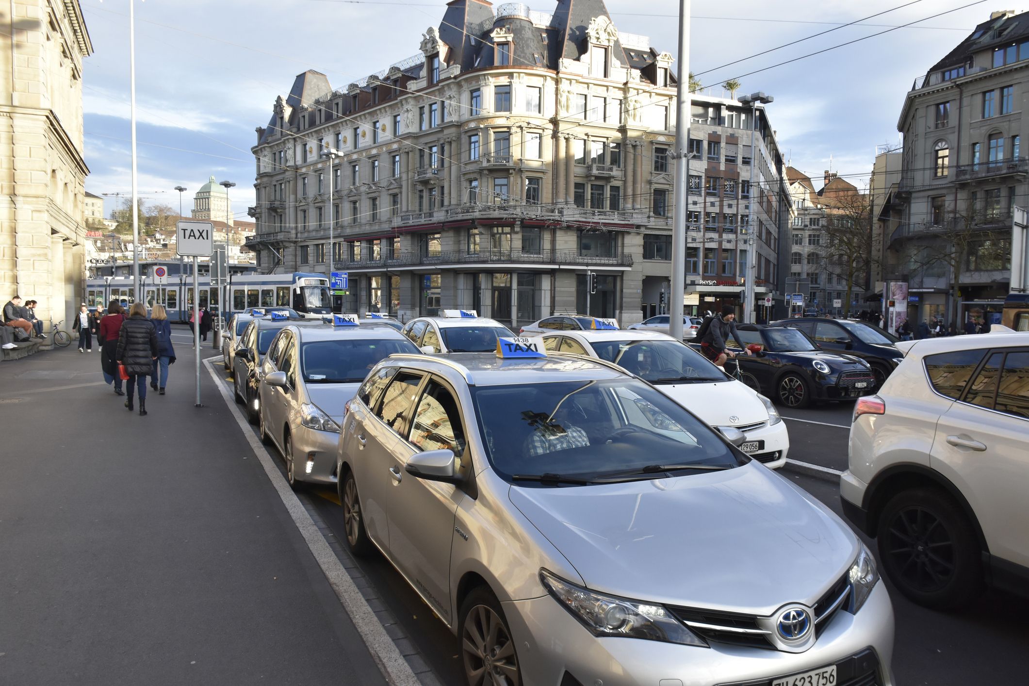 Taxischlange vor dem Zürcher Hauptbahnhof (Archiv)