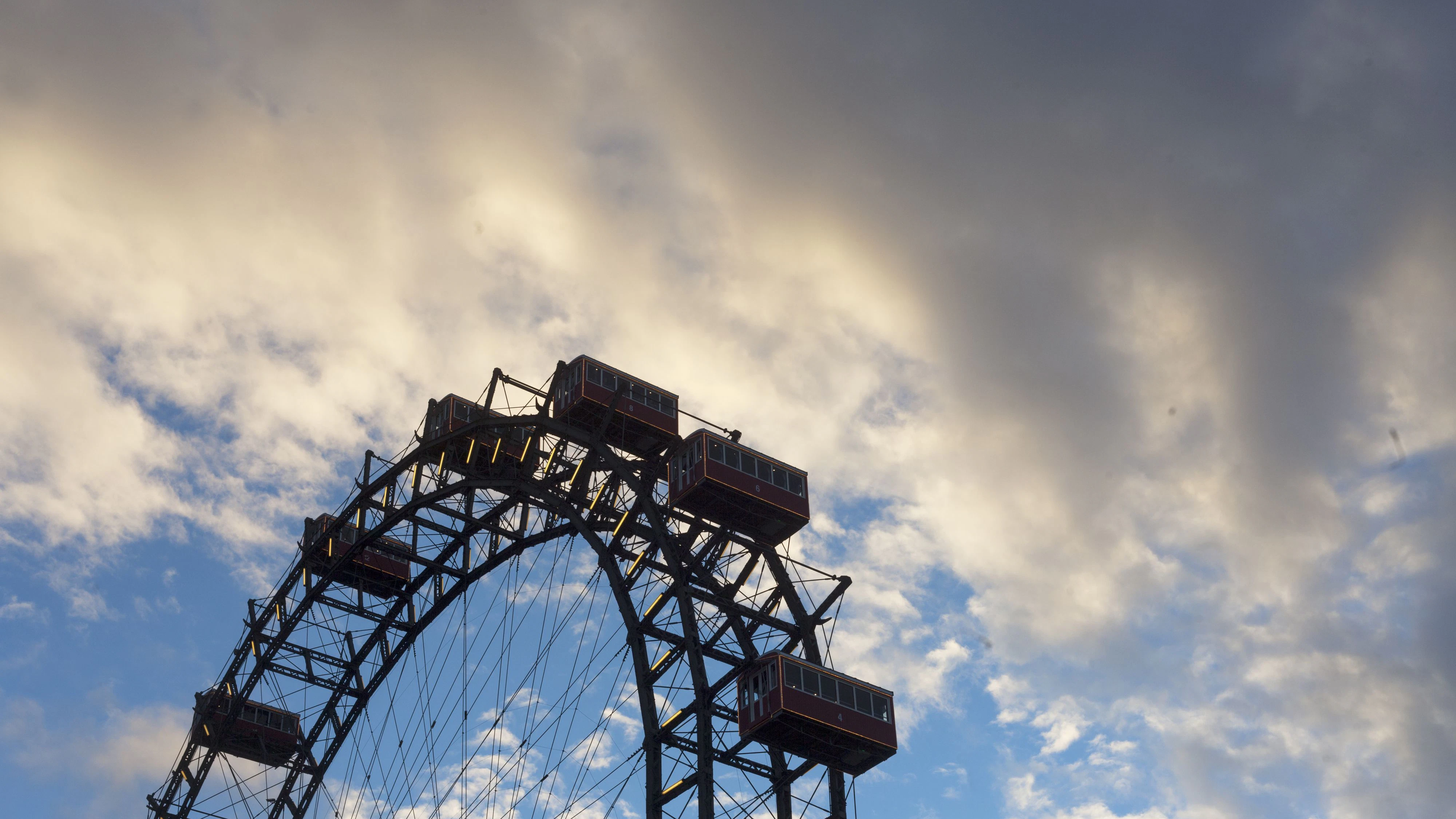 AUSTRIA; VIENNA, 20161226; PRATER: The Ferris wheel in Viennese Prater amusement park "Würstelprater" in Vienna, photographed at passage of a weather front with dark clouds on Monday, December 26, 2016.