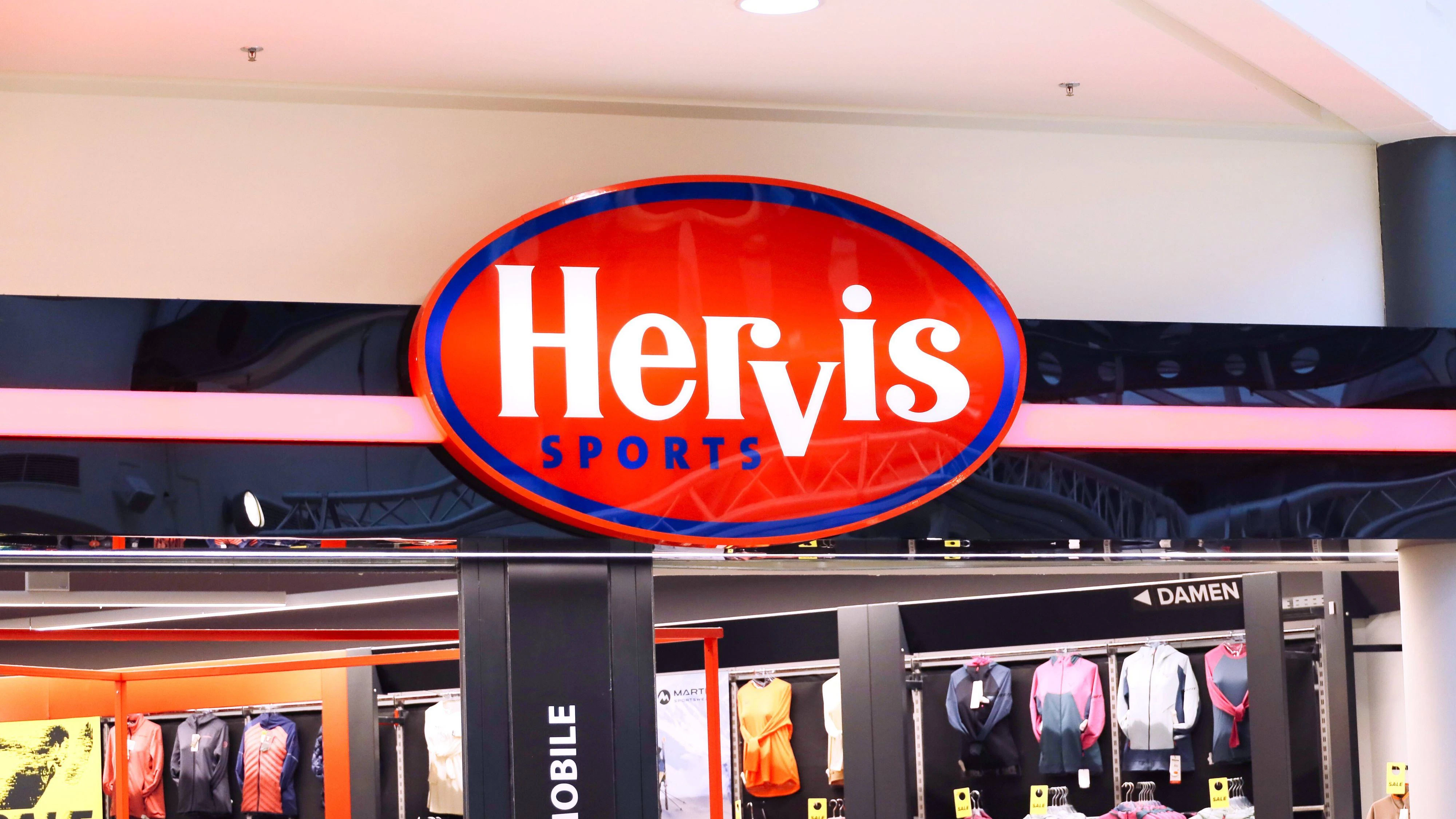 06.02.2025, Linz, AUT, Unterwegs in Oberösterreich, Themenbild, Symbolbild, Verschiedene Themenbilder, im Bild Hervis, Filiale Haid Center, Ansfelden, Firmenlogo, Sportartikelhaendler, Einzelhandelsunternehmen, Sportartikelgeschaeft, Sportausruester, Auslage, Eingang, *** 06 02 2025, Linz, AUT, On the road in Upper Austria, theme picture, symbol picture, various theme pictures, in the picture Hervis, branch Haid Center, Ansfelden, company logo, sporting goods retailer, retail company, sporting goods store, sports outfitter, display, entrance,