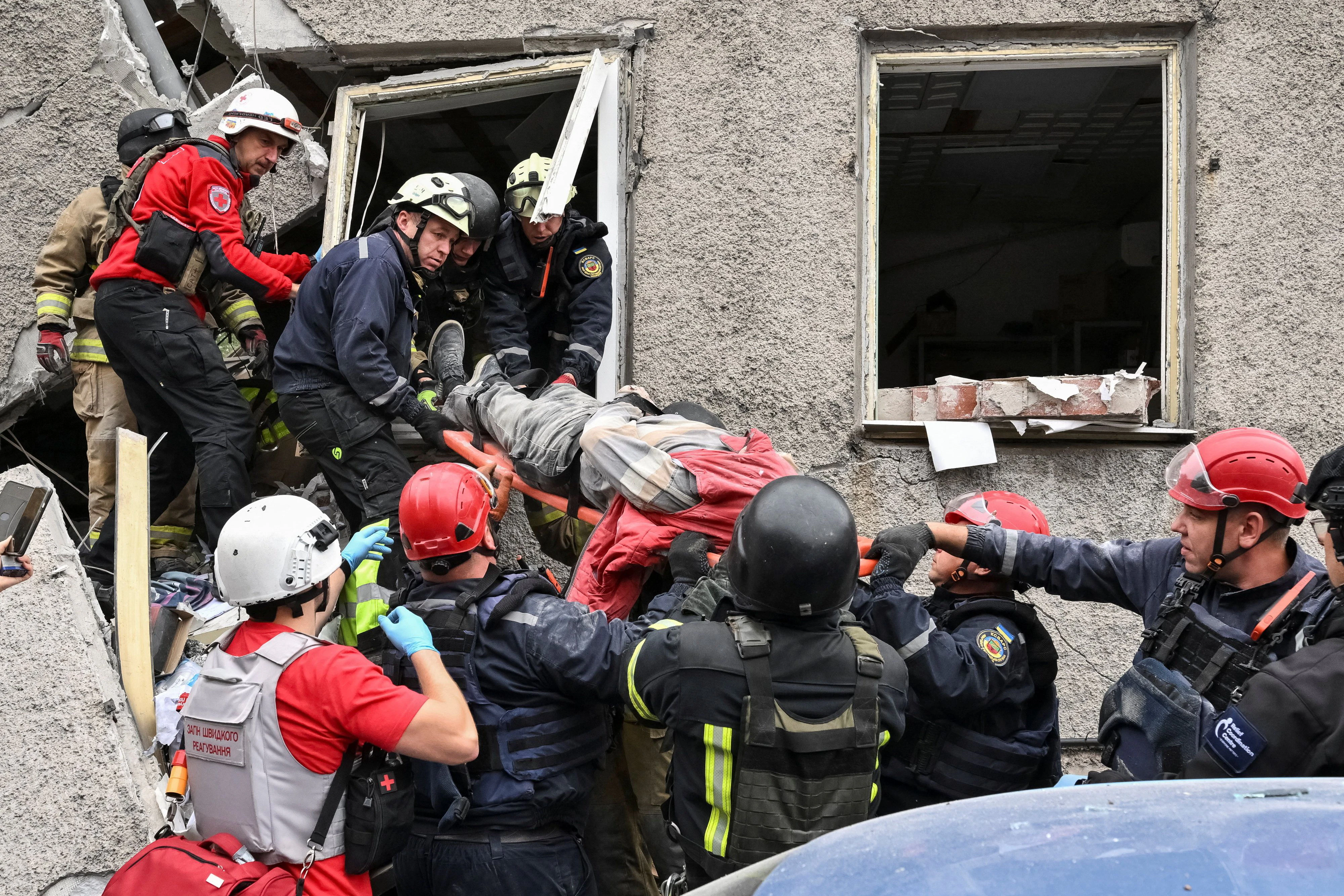 Sechs Menschen kamen bei den Angriffen ums Leben, Dutzende wurden verletzt, nachdem die Ukraine machtlos gegen die russischen Raketen und Drohnen war