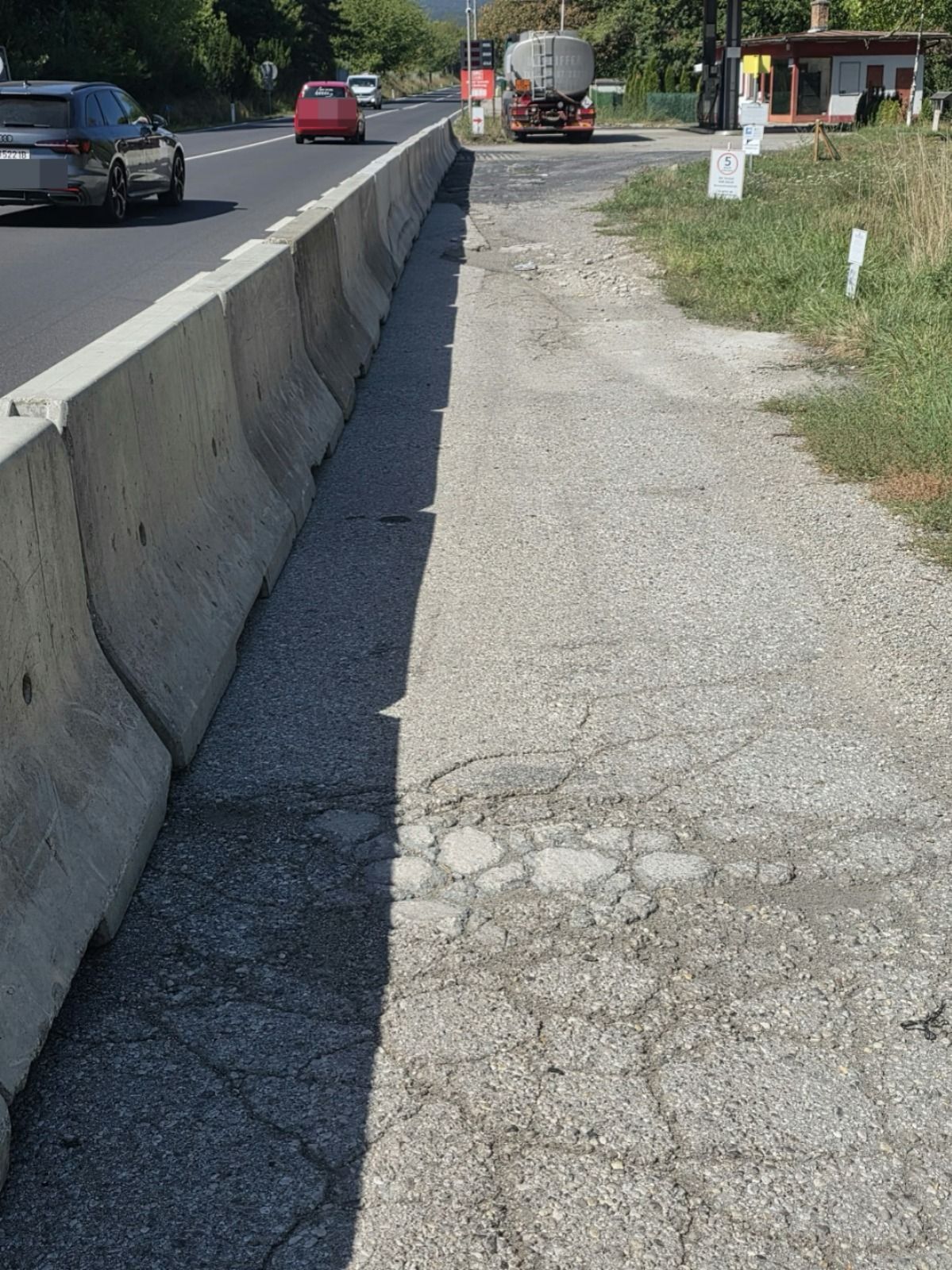 Diese Betonmauern wurden vom Straßendienst NÖ aufgestellt.